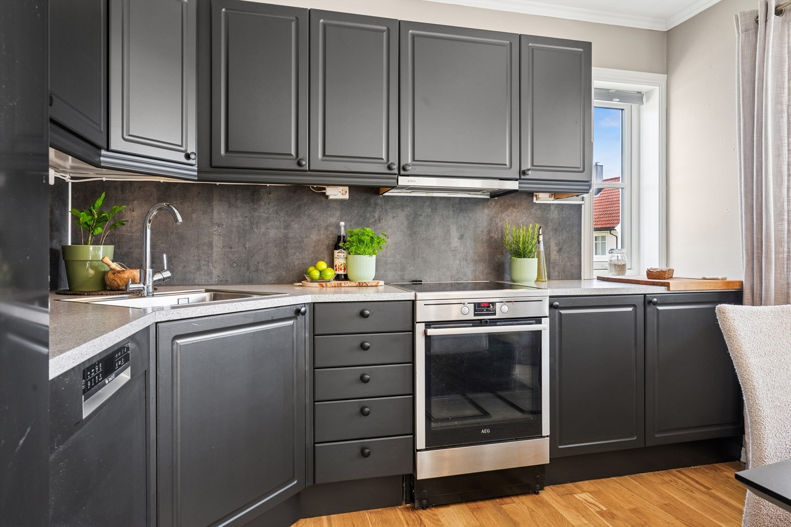 Praktisk kjøkken med malt innredning. Godt utnyttet med mye skappplass Galleribilde