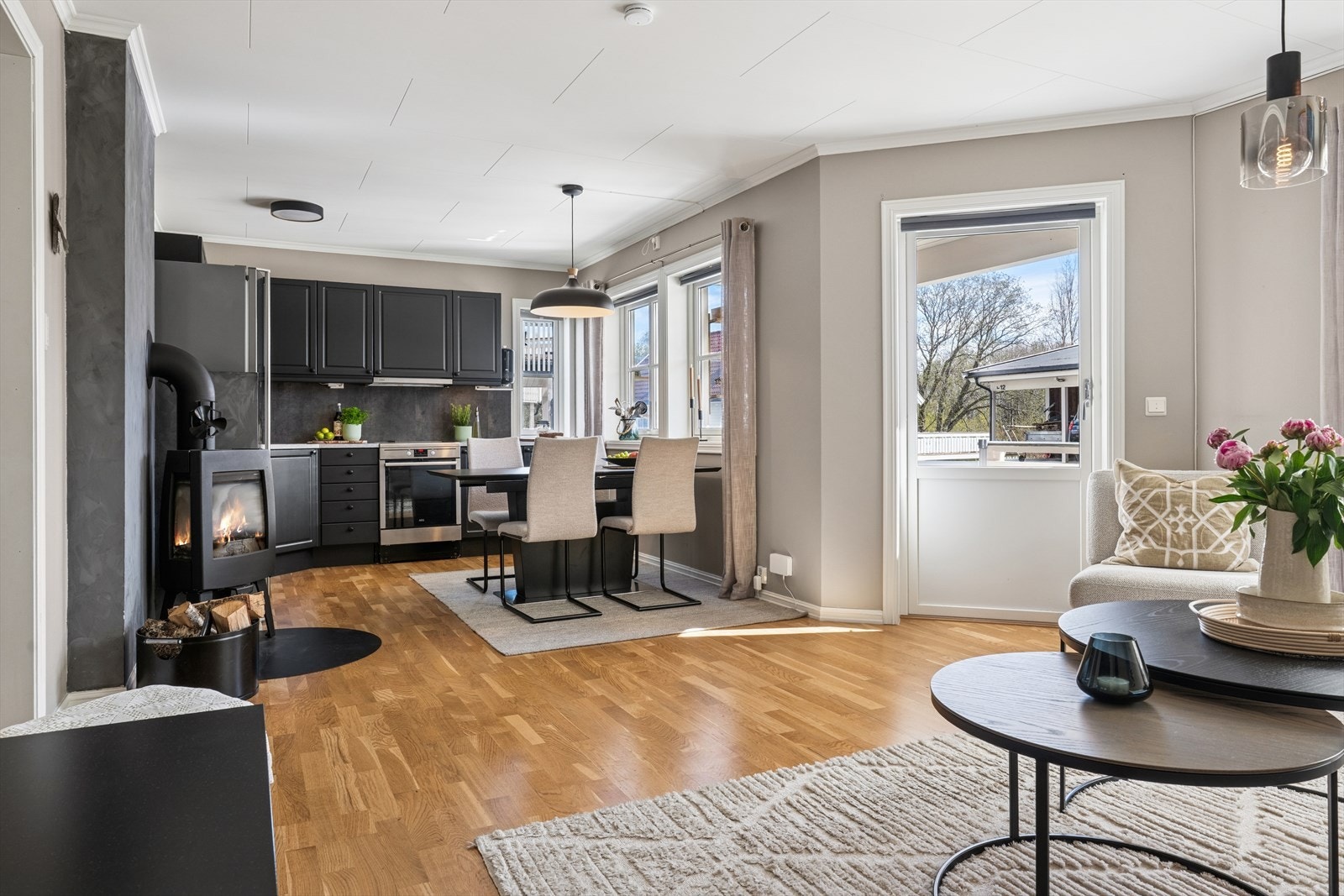 Utgang til flott uteområde Galleribilde