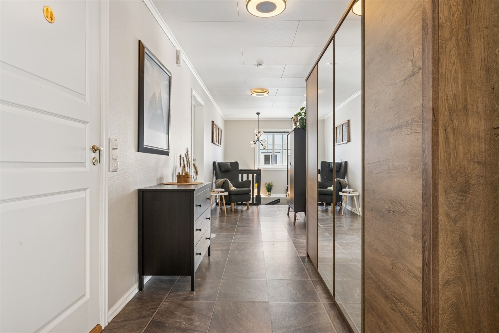 Velkommen inn! Stor gang med god skapplass Galleribilde