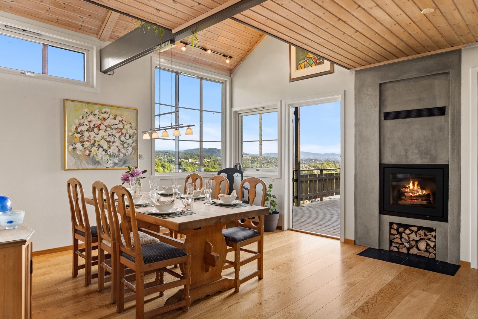 Spisestue med utgang til terrasse Galleribilde