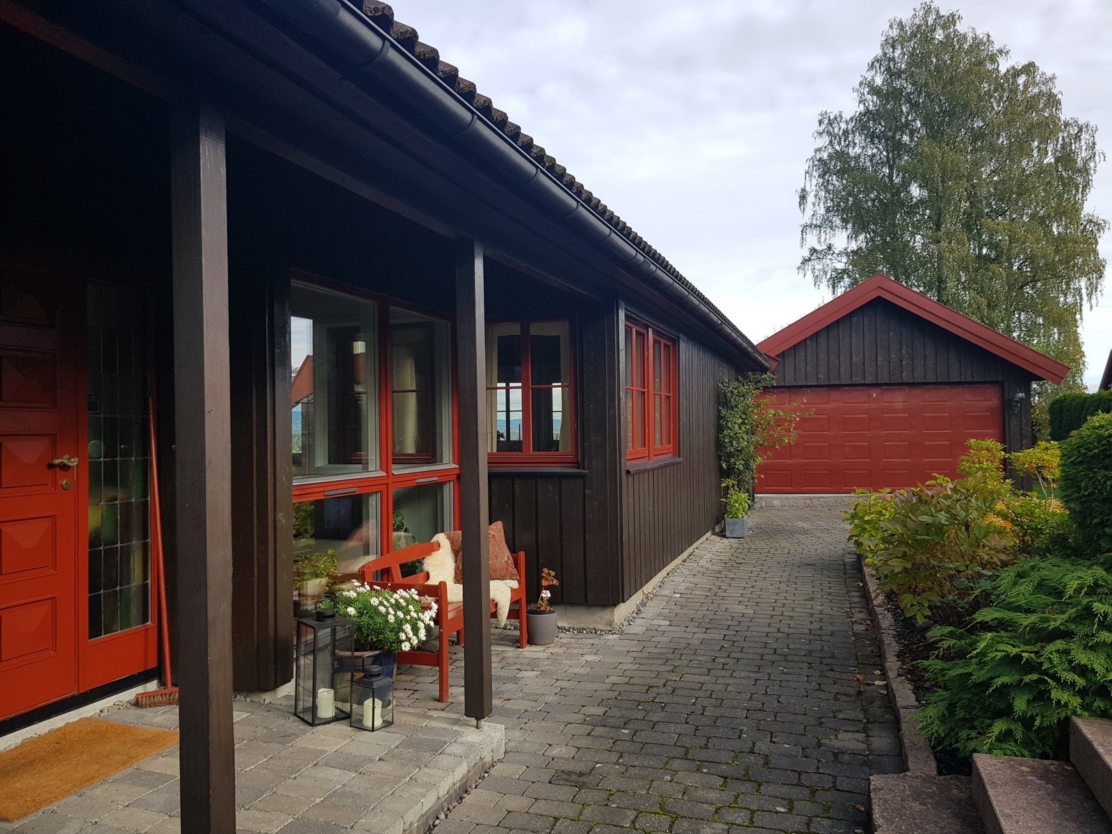 Inngang mot garasje Galleribilde