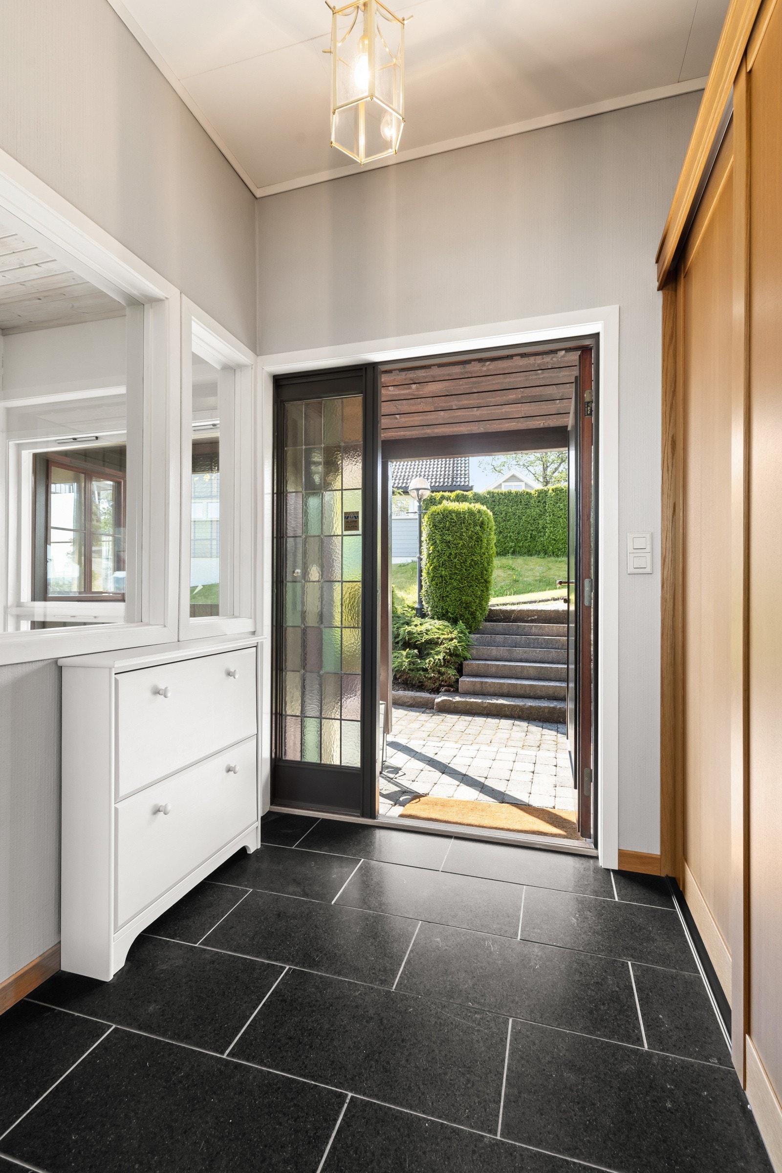 Entré med skyvedørsgarderobe Galleribilde