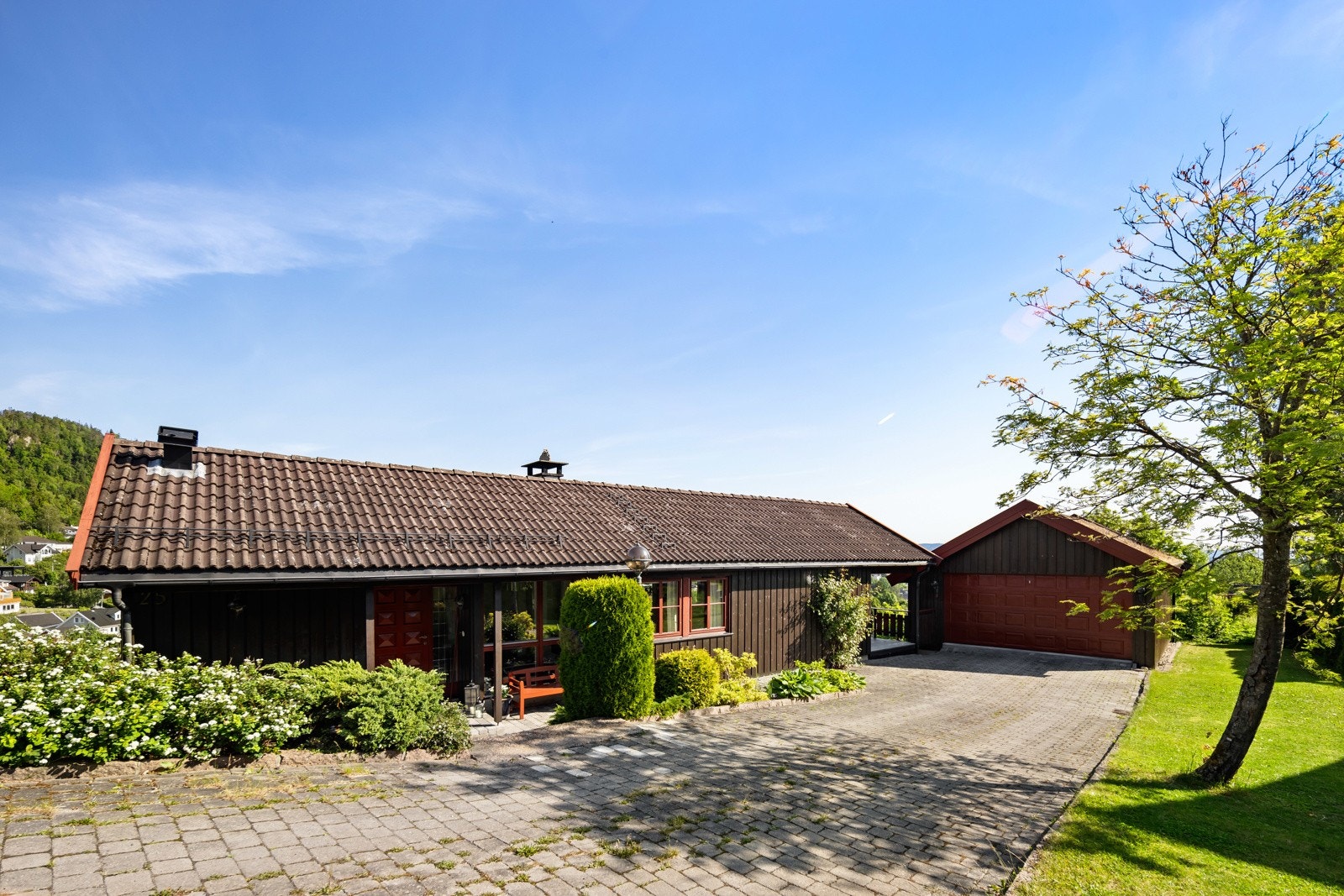 Belegningstein på gårdsplassen og dobbelgarsje med kjeller Galleribilde