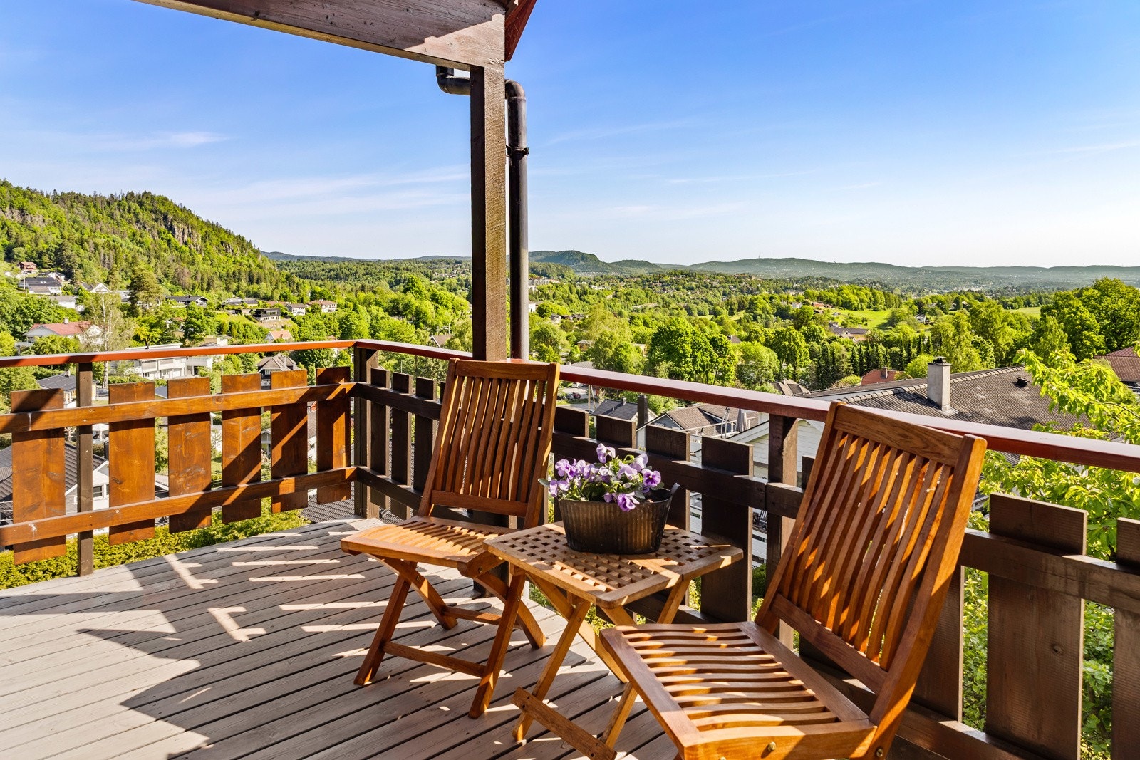 Flere usjenerte uteplasse med sol til forskjellige tider av dagen Galleribilde