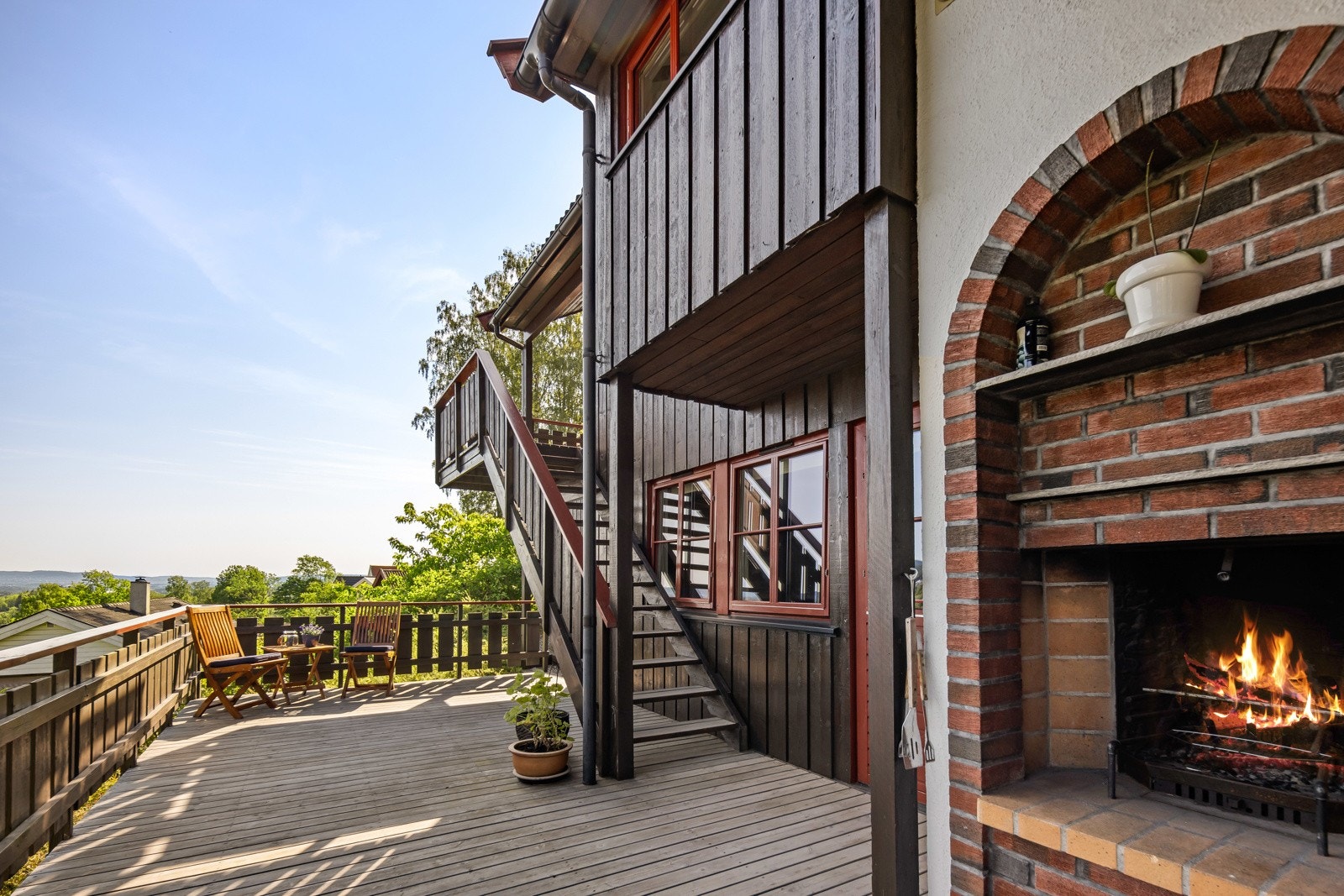 Utepeis på terrassen utenfor spisestue Galleribilde