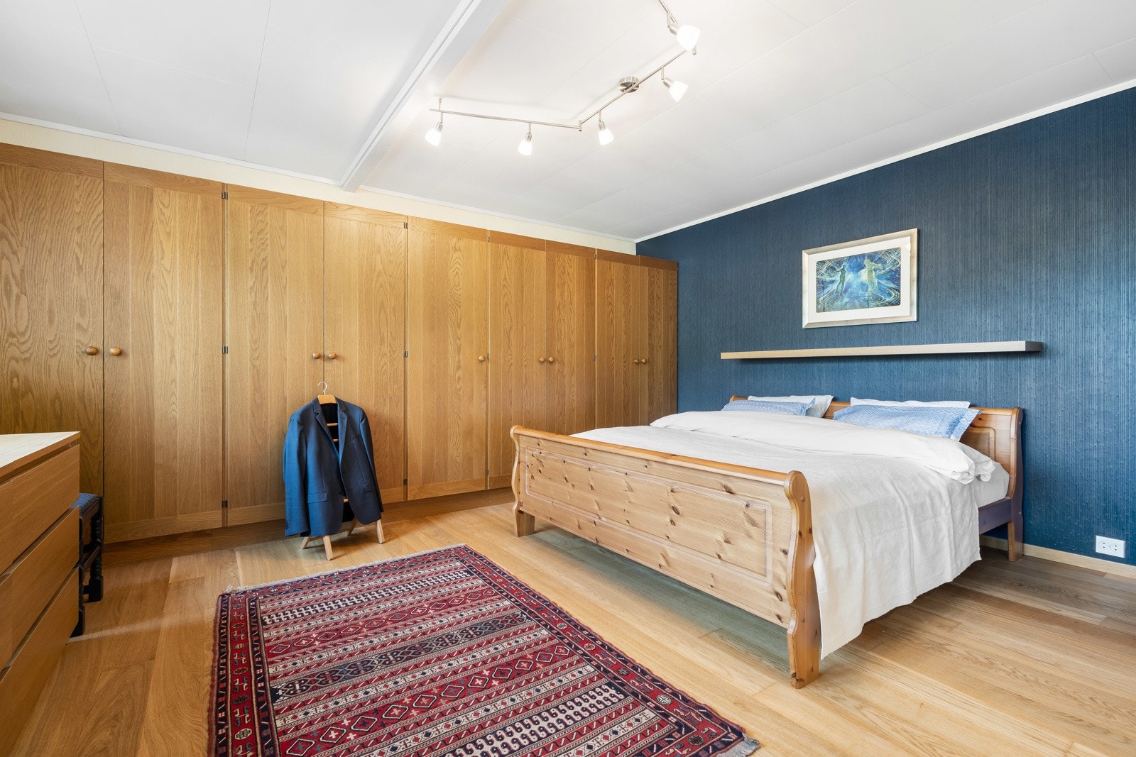 Hovedsoverommet har godt med garderobeplass Galleribilde