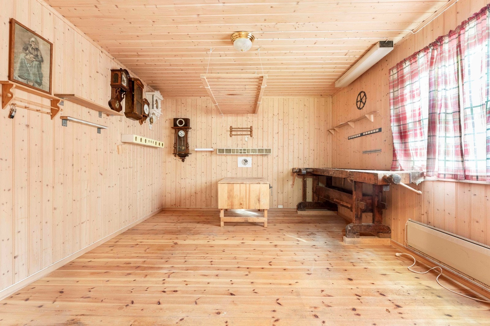 Smart kontor/verksted som en del av garasjen. Galleribilde