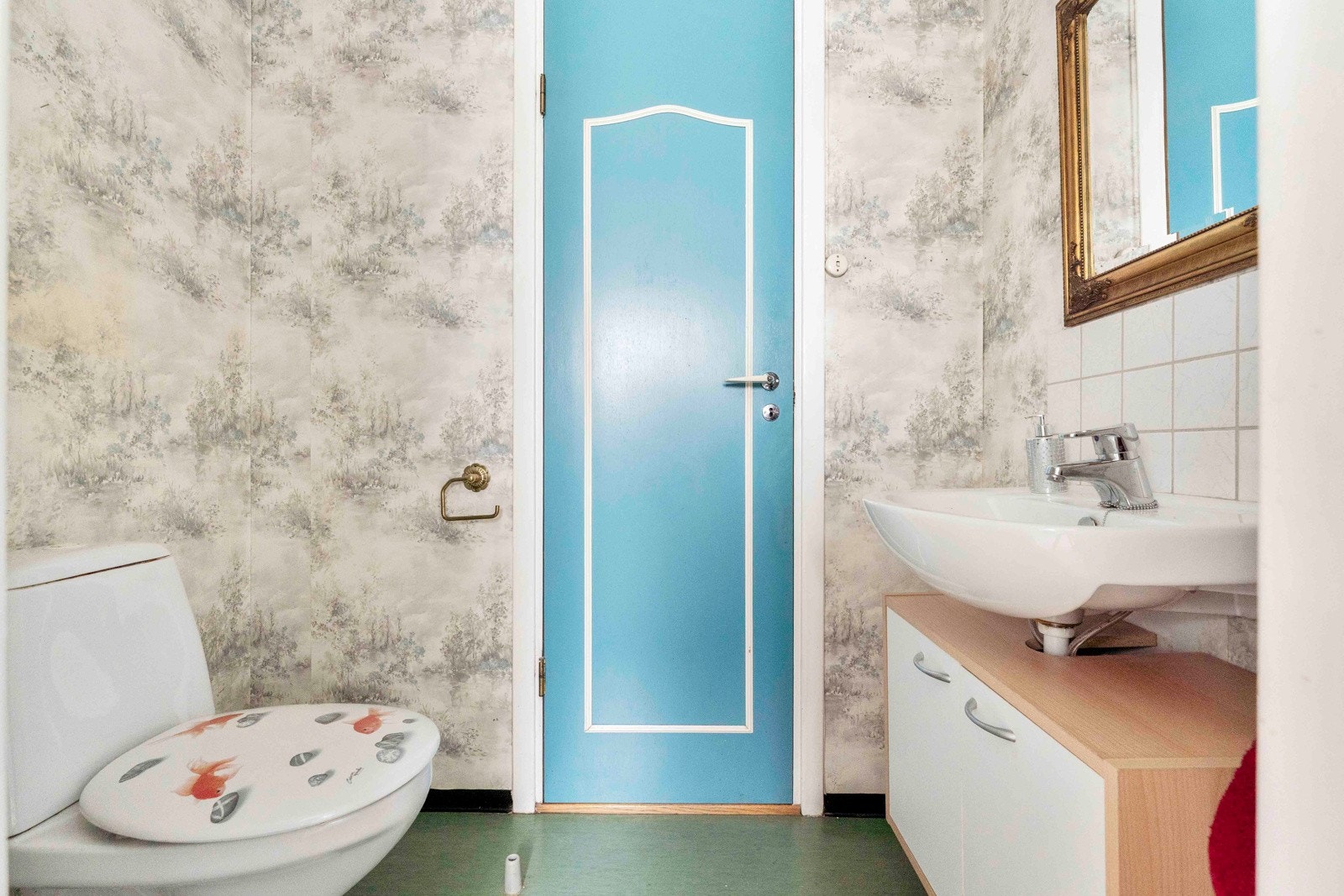 Baderommet har en funksjonell og praktisk løsning Galleribilde