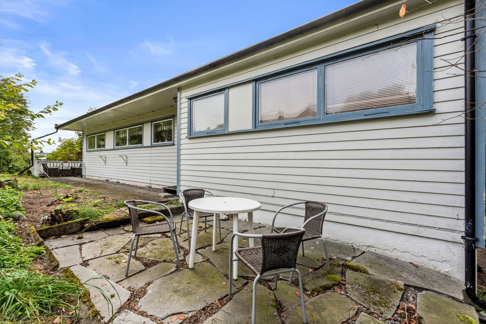 Baksiden av bolig og med utgang fra grovkjøkken har også en hyggelig plass Galleribilde
