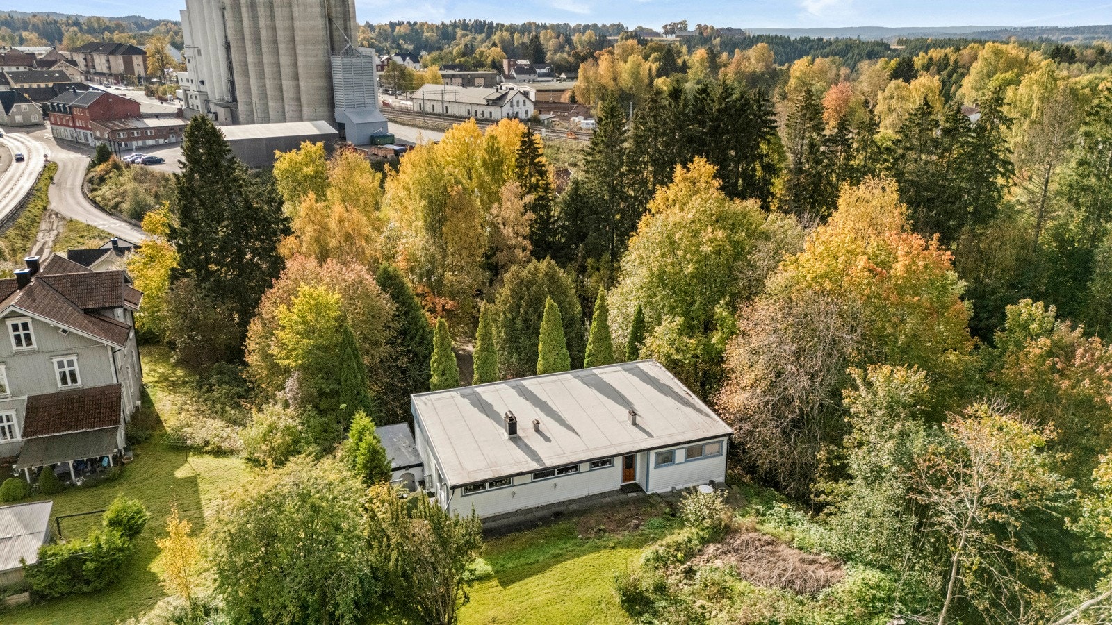 En stor eiendomm rett ved sentrum med skjermet beliggenhet Galleribilde