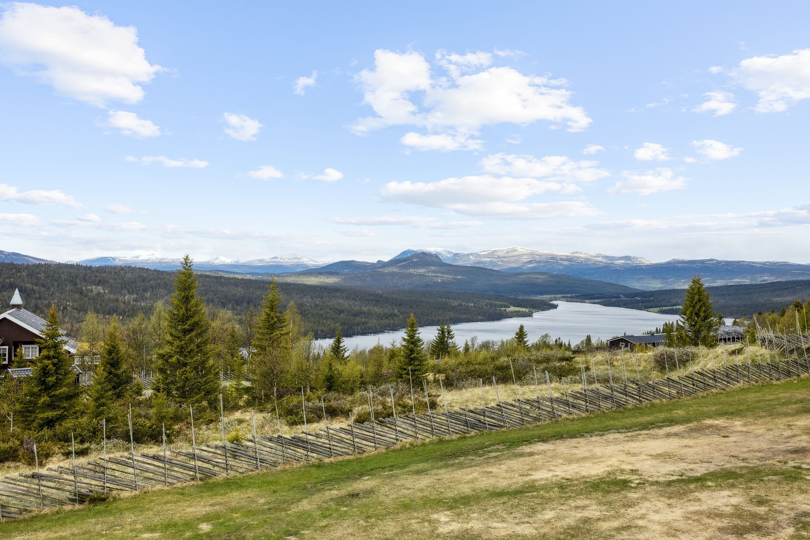 Utsikt over Gålåvatnet mot Jotunheimen. Galleribilde