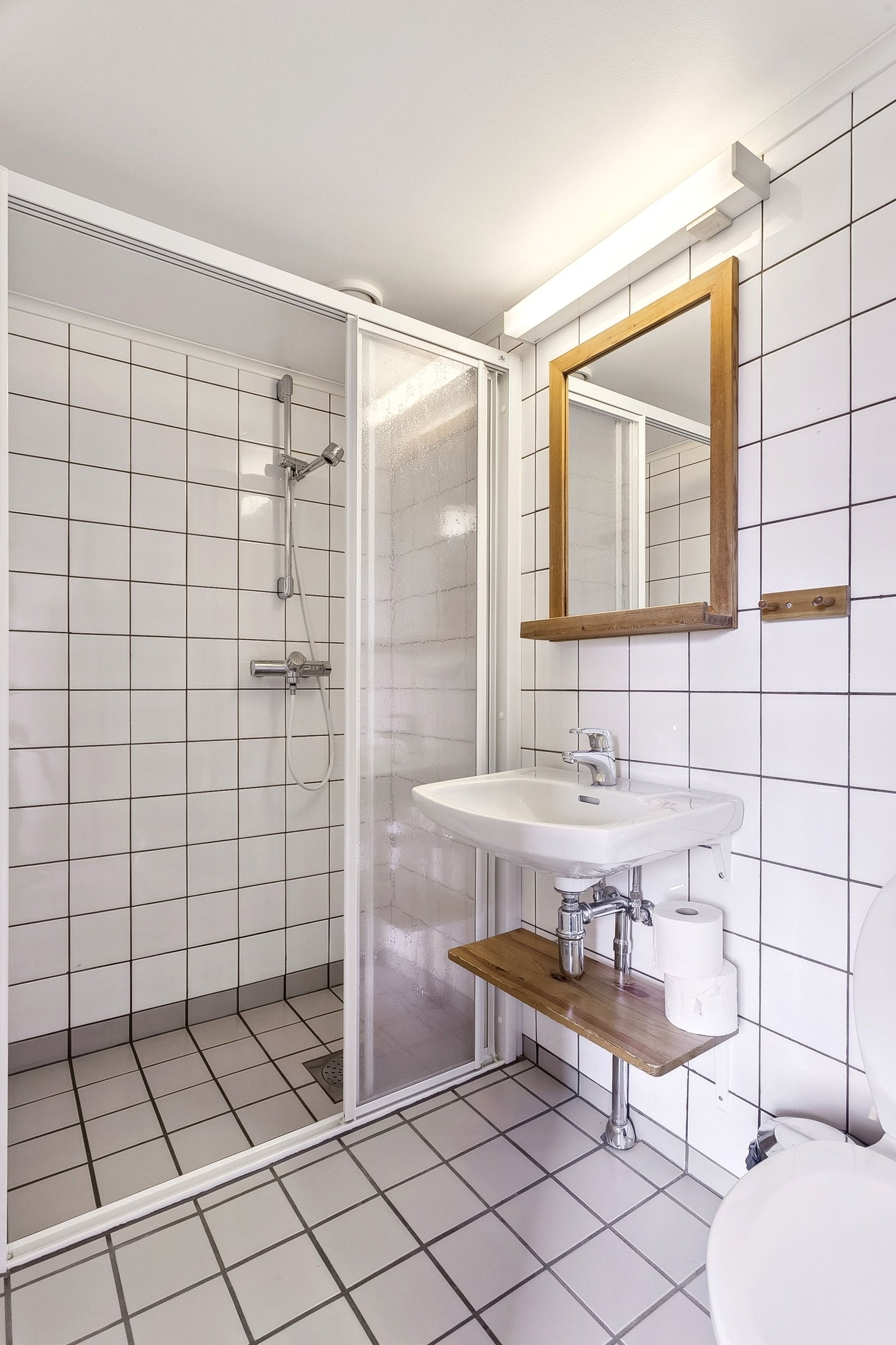 Flislagt bad med dusjvegger. Galleribilde