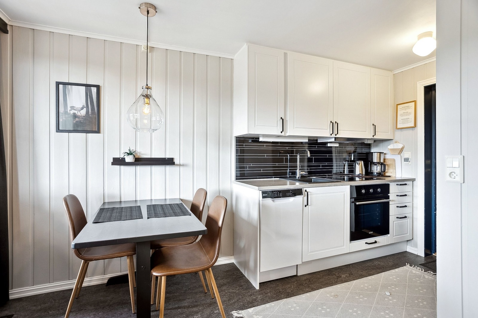 Nytt kjøkken med hvitevarer fra mars 2025. Galleribilde