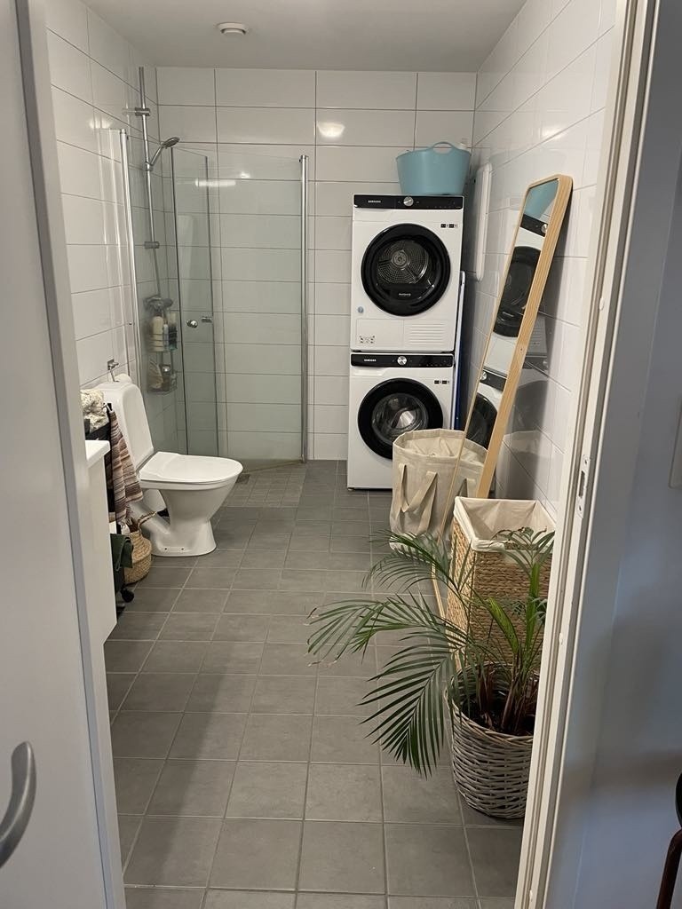 Stort flislagt bad - Vaskemaskin og tørketrommel følger med Galleribilde