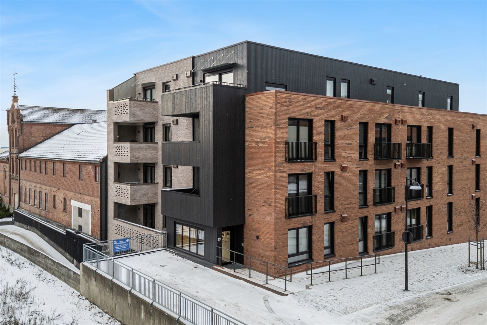 Inngangen ligger praktisk plassert fra Torggata, vendt mot nord - lett tilgjengelig og med en sentral beliggenhet fra gågaten. Galleribilde