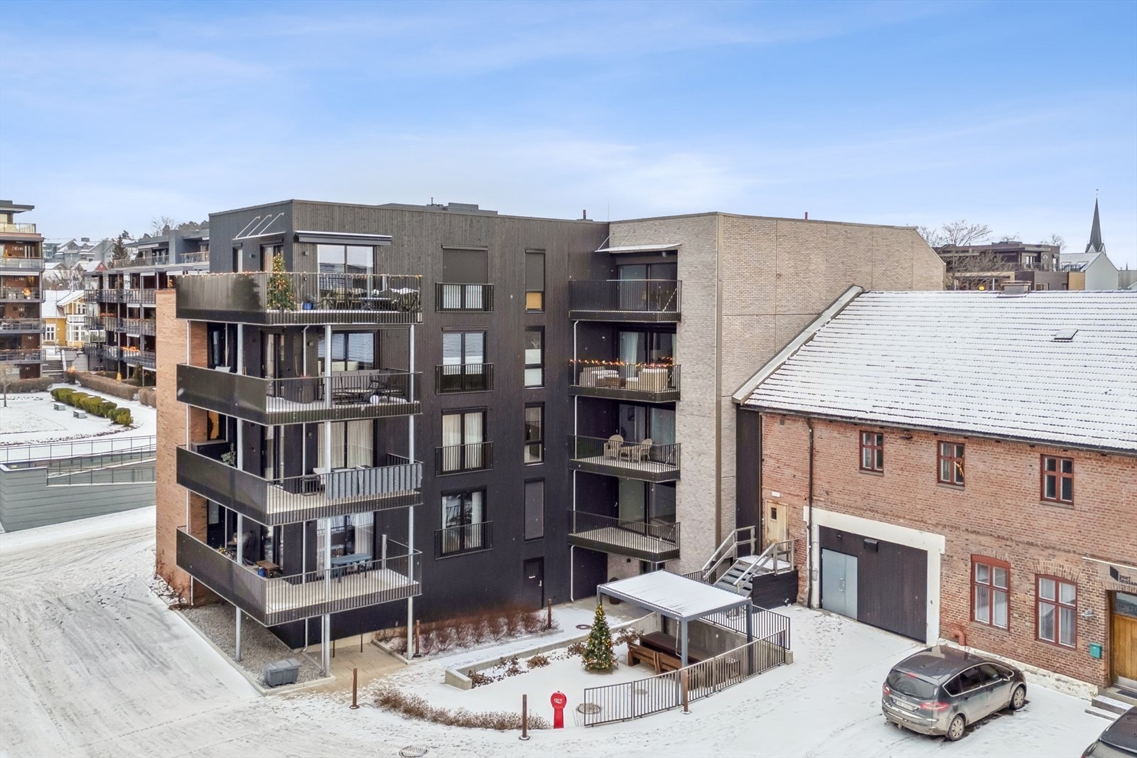 Bryggerigården ble ferdigstilt i 2022, er oppført på tomt direkte tilgrensende den verneverdige hovedbygningen til det tidligere Hamar Bryggeri. Beliggenheten innebærer umiddelbar naboskap til det historiske produksjonsanleggets hovedstruktur Galleribilde