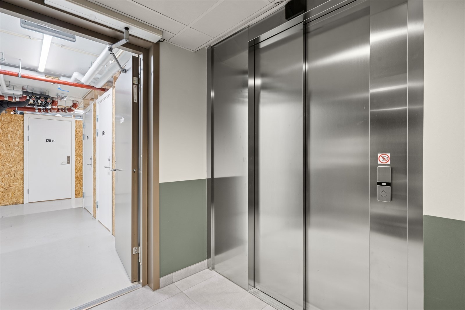 Sameiet har installert heis for å sikre enkel og tilgjengelig adkomst til boenhetene og parkeringskjelelr. Galleribilde