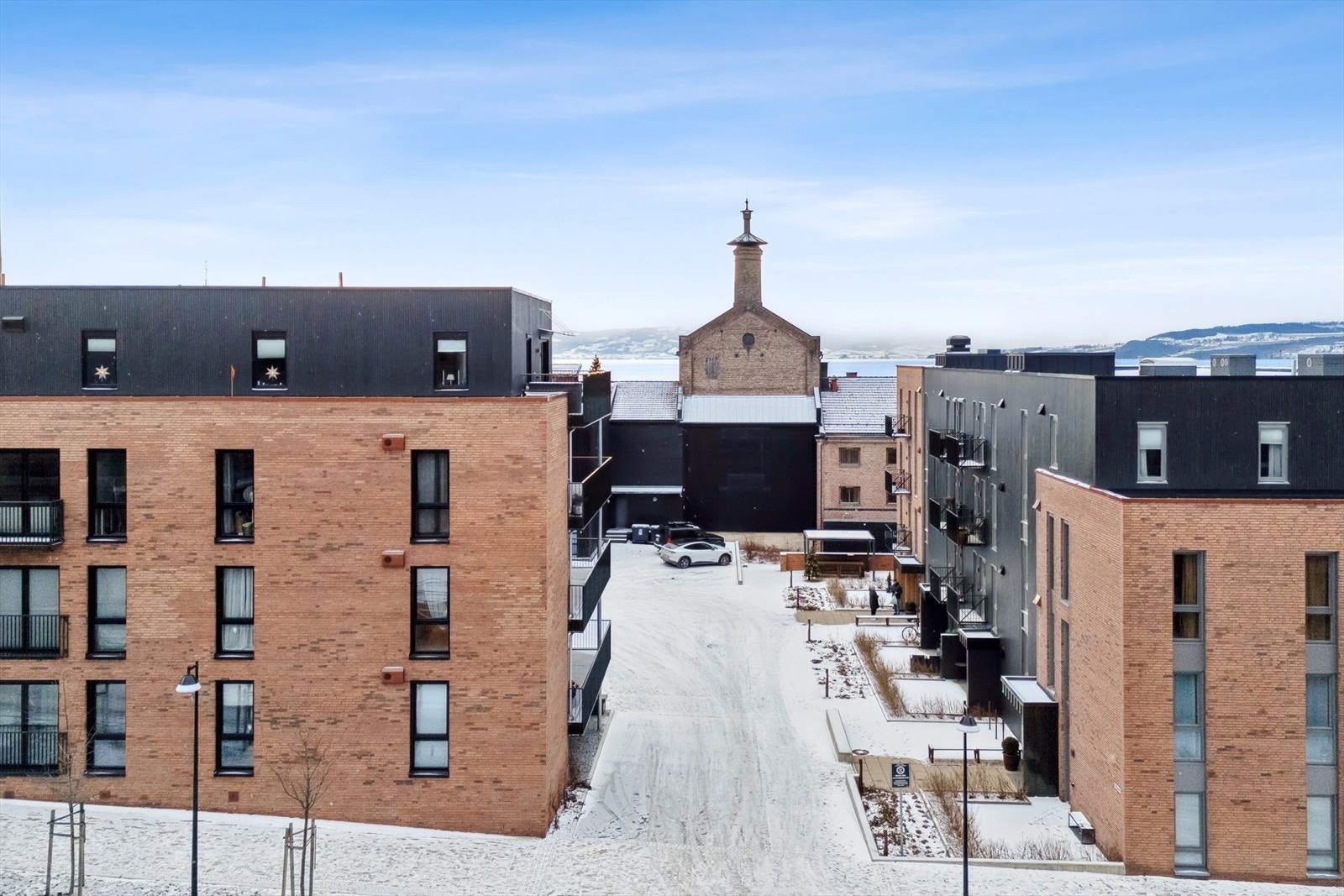 Det er kort avstand til flotte friluftsområder, og bare en behagelig spasertur bringer deg ned til Mjøsa, Koigen og historiske Domkirkeodden. Galleribilde