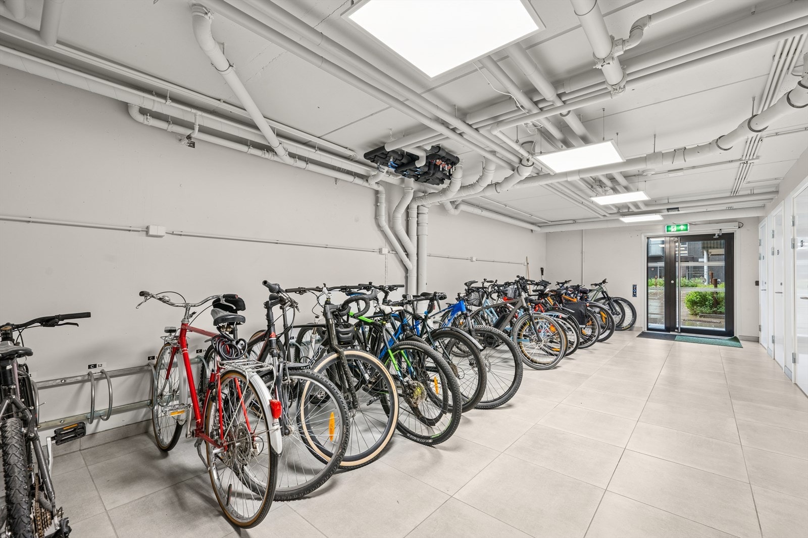 Det er etablert en felles sykkelbod i kjelleretasjen hvor sykkelen kan stå trygt og tørt. Galleribilde