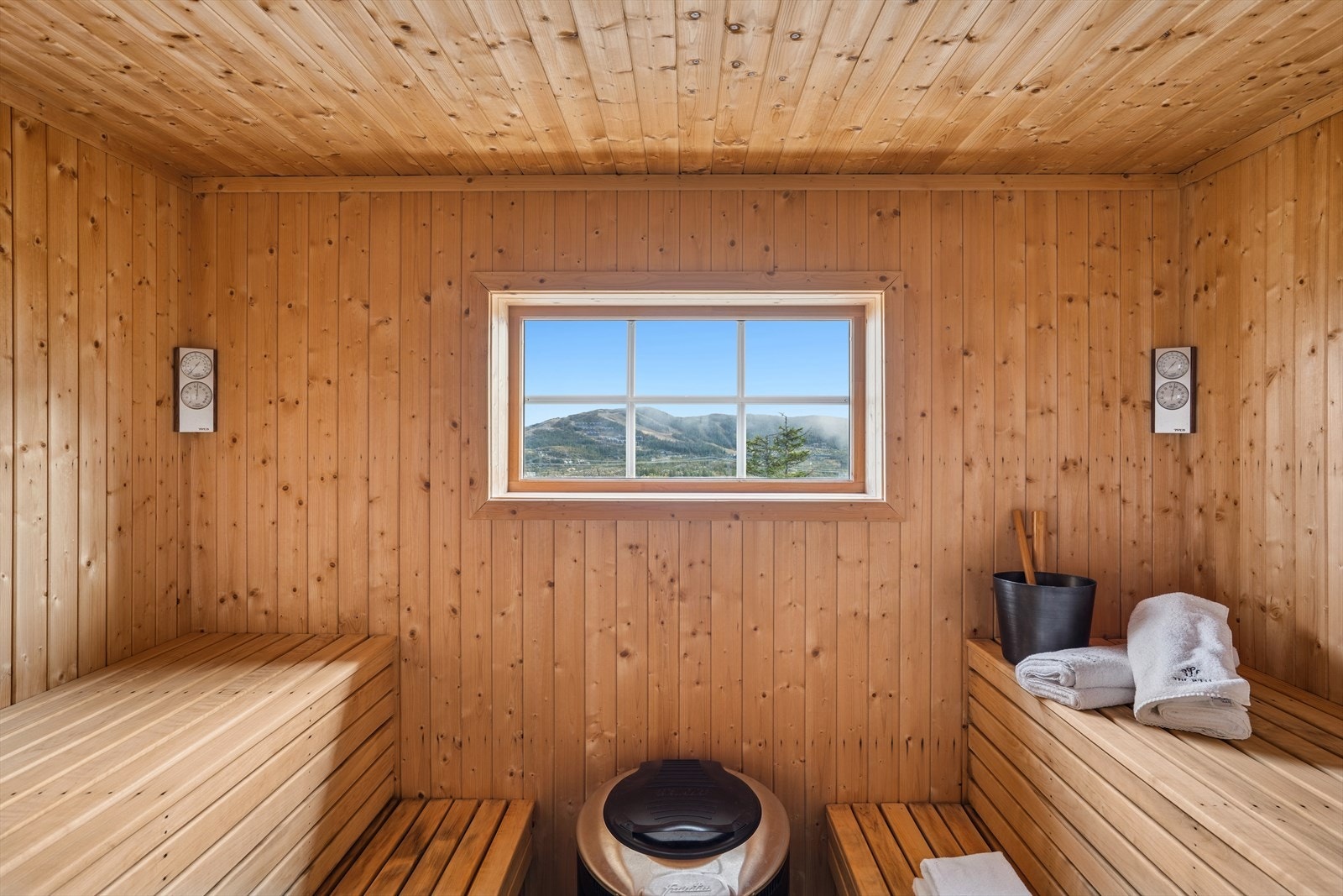 Badstue med adkomst fra bad i 1. etasje. Flislagt gulv, vegger i osp og himling i gran. Benker i osp. Spesialovn på 400V med konstant varme på 230 grader, når påskrudd - klar til bruk på 10 minutter med 12KW oppvarming. Galleribilde