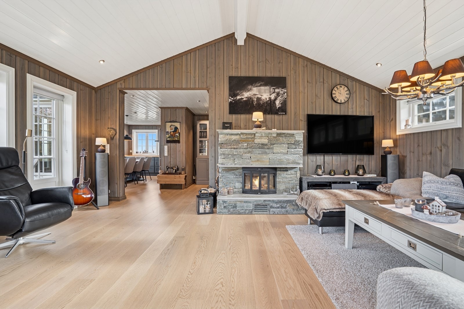 Hovedstuen i første etasje er lys og romslig, med store vindusflater som gir flott utsikt mot Gaustatoppen og Hardangervidda. Galleribilde