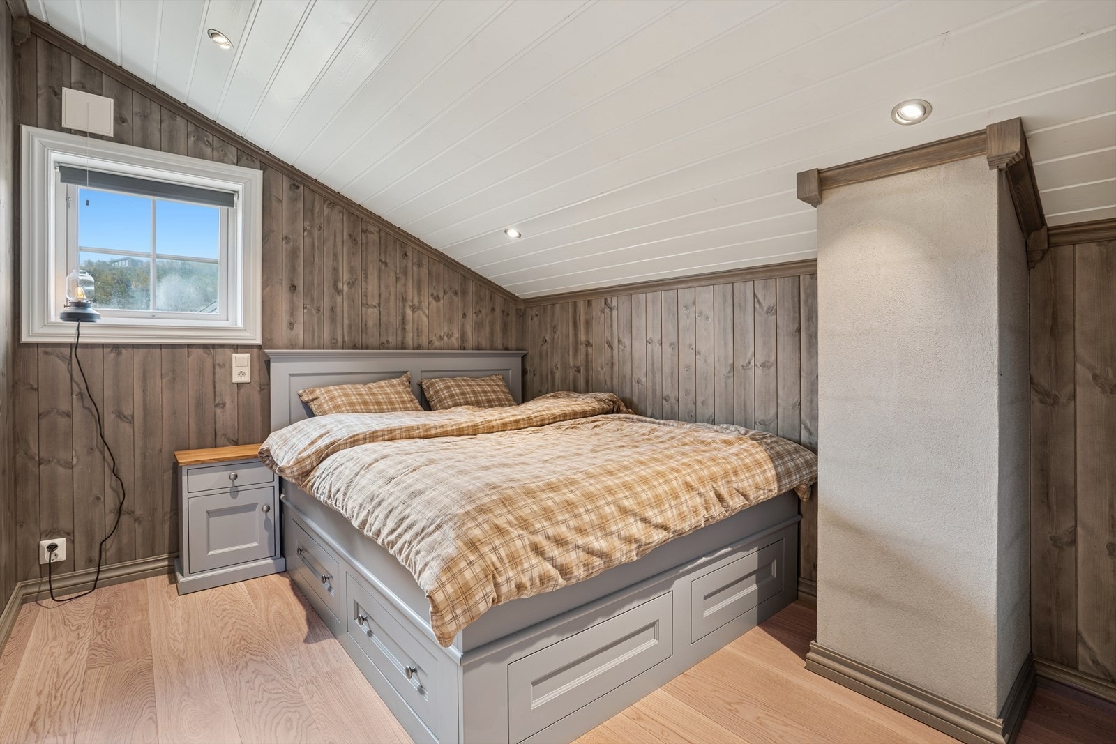 Hytta har fire romslige og gjennomtenkt utformede soverom, alle med god plass og høy komfort. Galleribilde