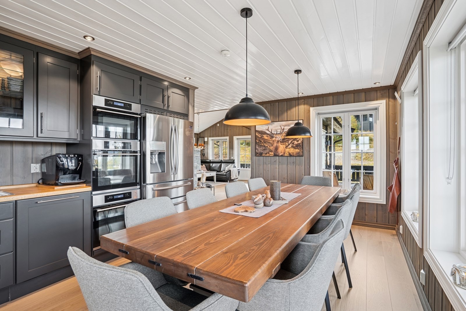 Kjøkkenet er spesialtilpasset av møbelsnekker og fremstår som et elegant og funksjonelt rom med gjennomgående høy kvalitet. Innredningen består av heltre profilerte fronter, kombinert med benkeplate i heltre eik og benkebeslag i stål. Galleribilde