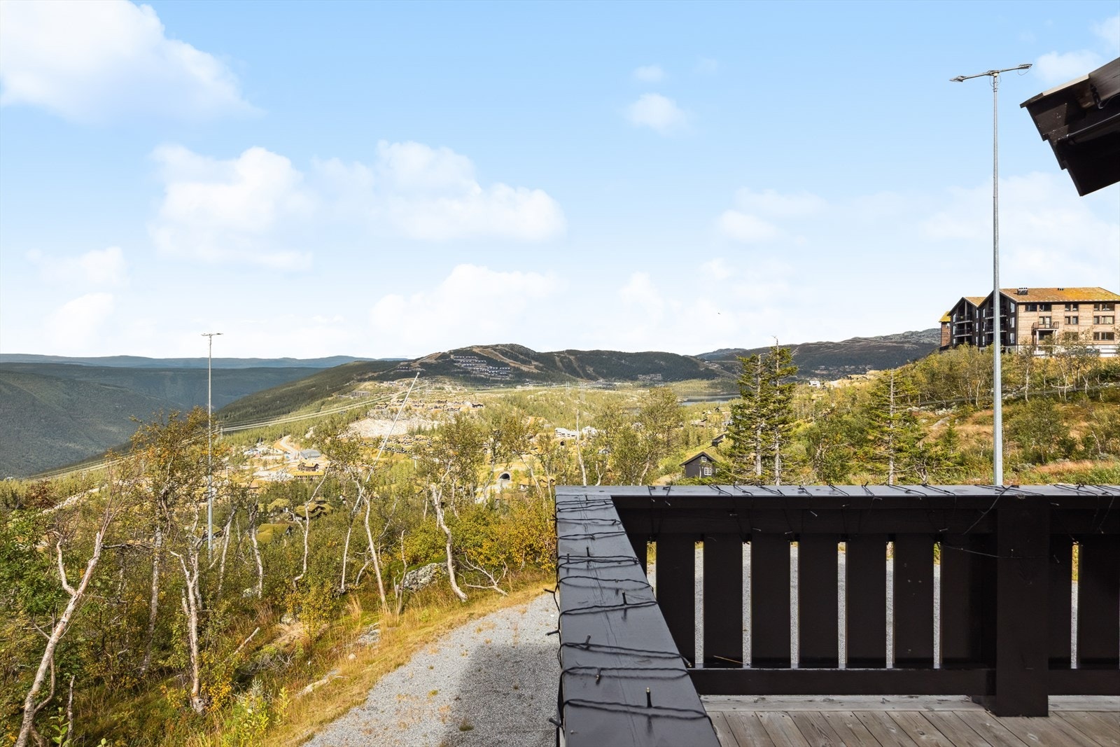Fra loftstuen i 2. etasje har du en utsikt som virkelig setter standarden for fjellhytter. Store vindusflater og egen balkong gir deg panoramautsikt mot Gaustatoppen og Kalhovd og Hardangervidda i det fjerne. Galleribilde