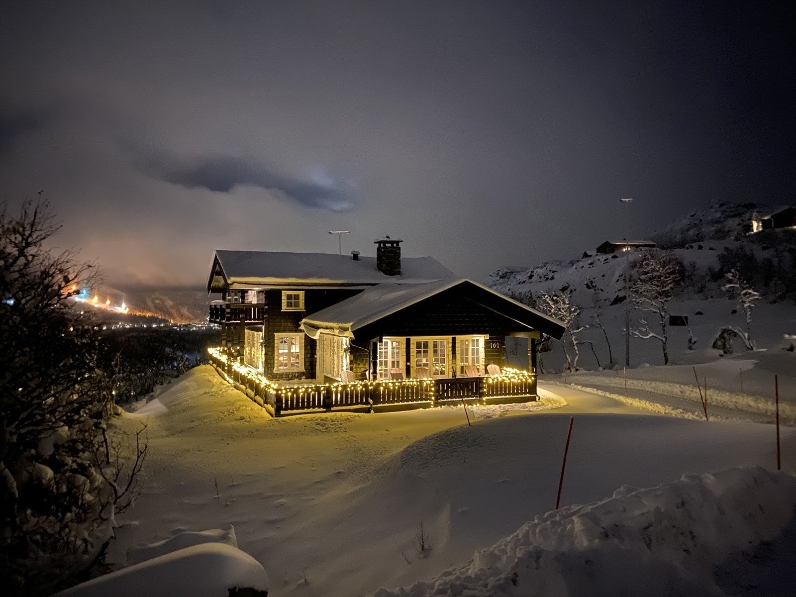 DNB eiendom v/ Jeanette Arnesen-Eriksrød har gleden av å presentere Fyrieggvegen 161!
Eksklusiv beliggenhet - utsikt mot Gaustatoppen - ski inn/ut - turterreng rett utenfor døren! Galleribilde