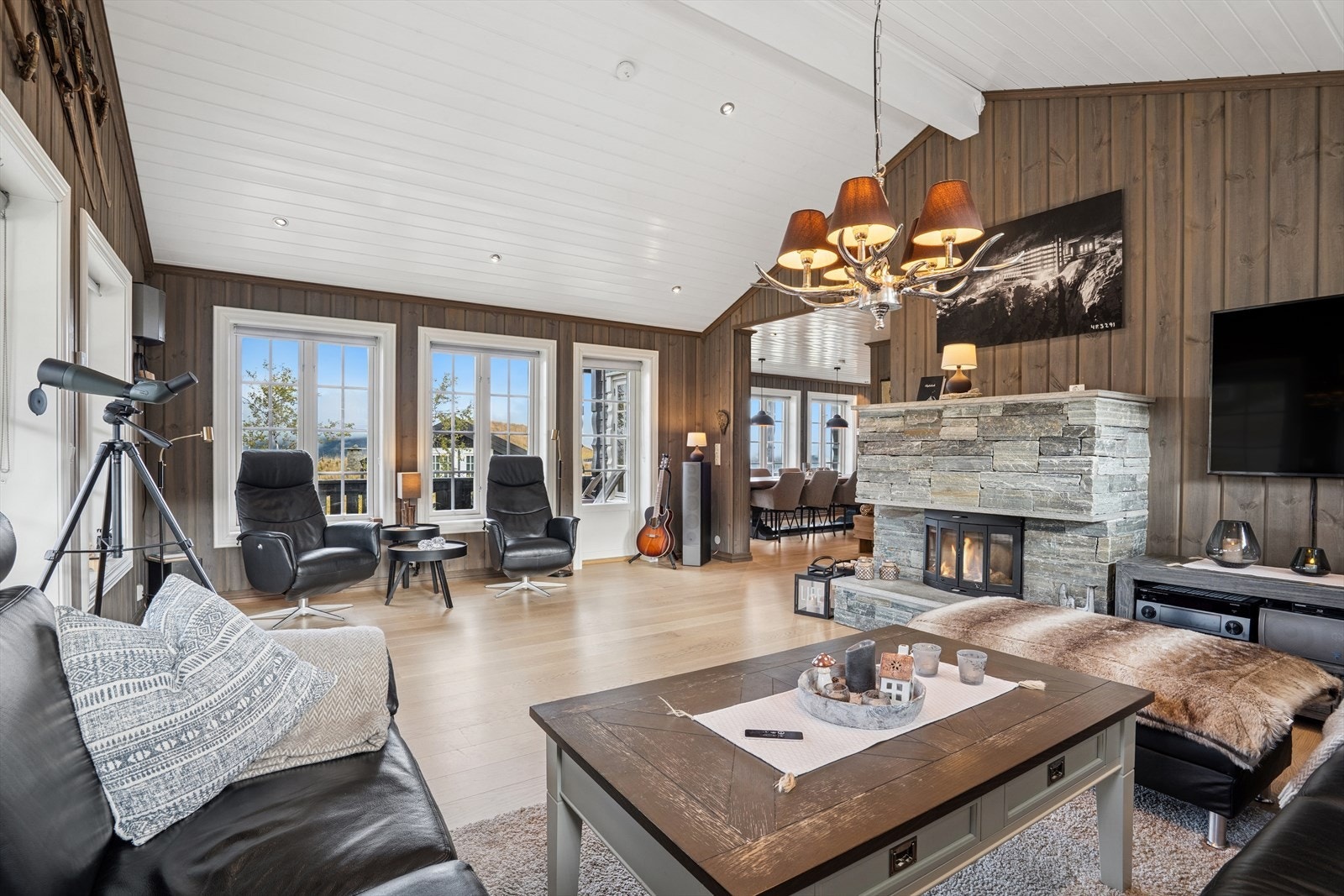 Her er det etablert peis med innsats, forblendet med tørrstablet skifer, som gir både varme og karakter til rommet. Galleribilde