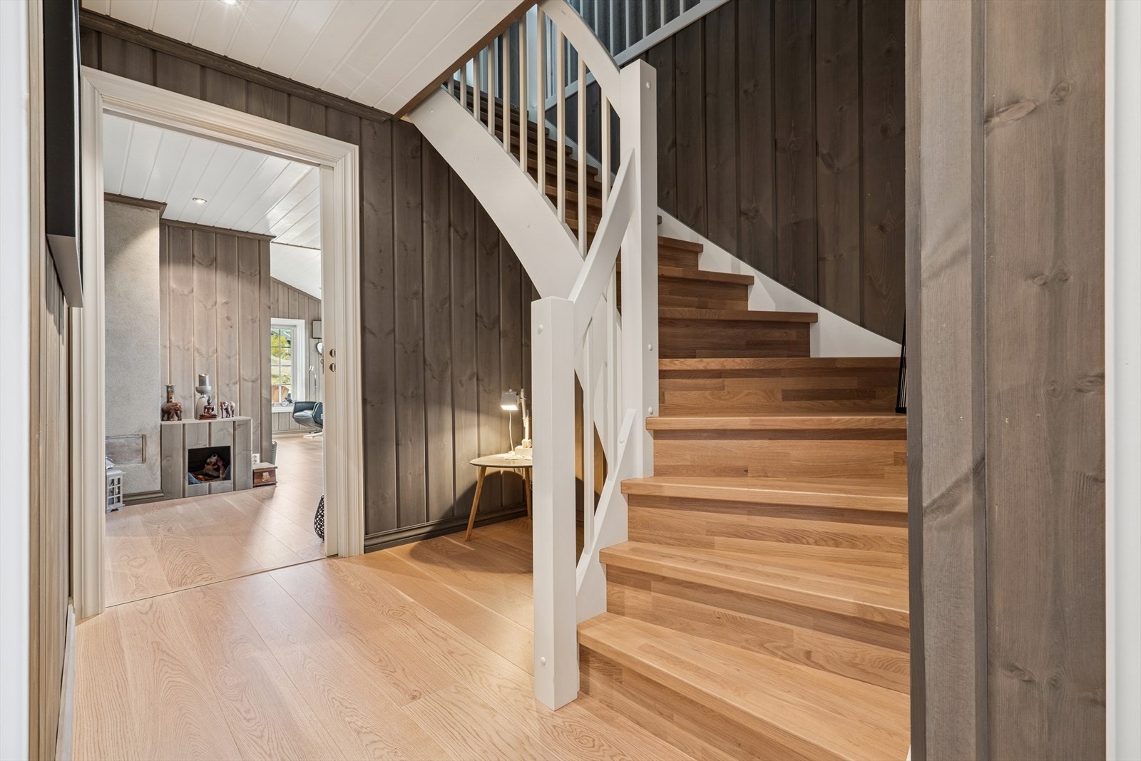 Solid trapp i malt tre med eiketrinn - sømløs overgang mellom etasjene Galleribilde