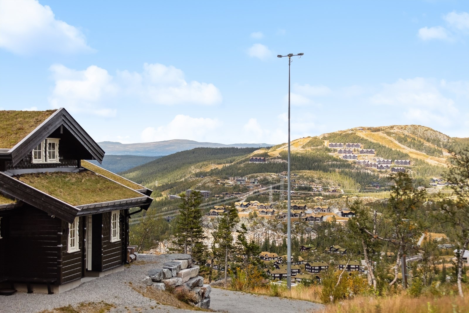 Spektakulær utsikt over Gaustablikk med Gaustatoppen som majestetisk midtpunkt. Fra hytta ser du rett ned på alpinbakkene og videre utover fjellandskapet - en utsikt som gir ekte fjellfølelse året rundt. Galleribilde