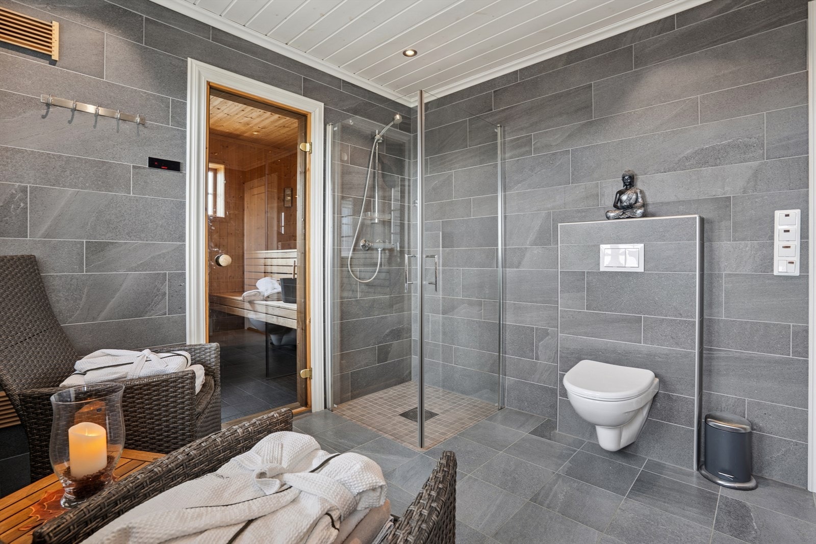 Her kan du skape din egen spa-opplevelse midt i fjellheimen! Badet i første etasje er ikke bare et funksjonelt baderom - det er inngangsporten til ren velvære. Galleribilde