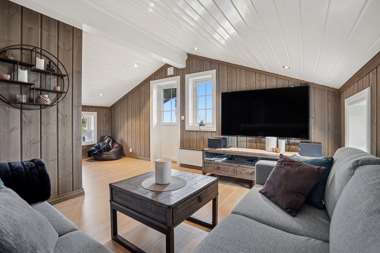 Overflatene er gjennomført med samme høye standard som resten av hytta, og gir en lun og privat sone - ideell for rolige kvelder eller som leke- og oppholdsrom for barn. Galleribilde