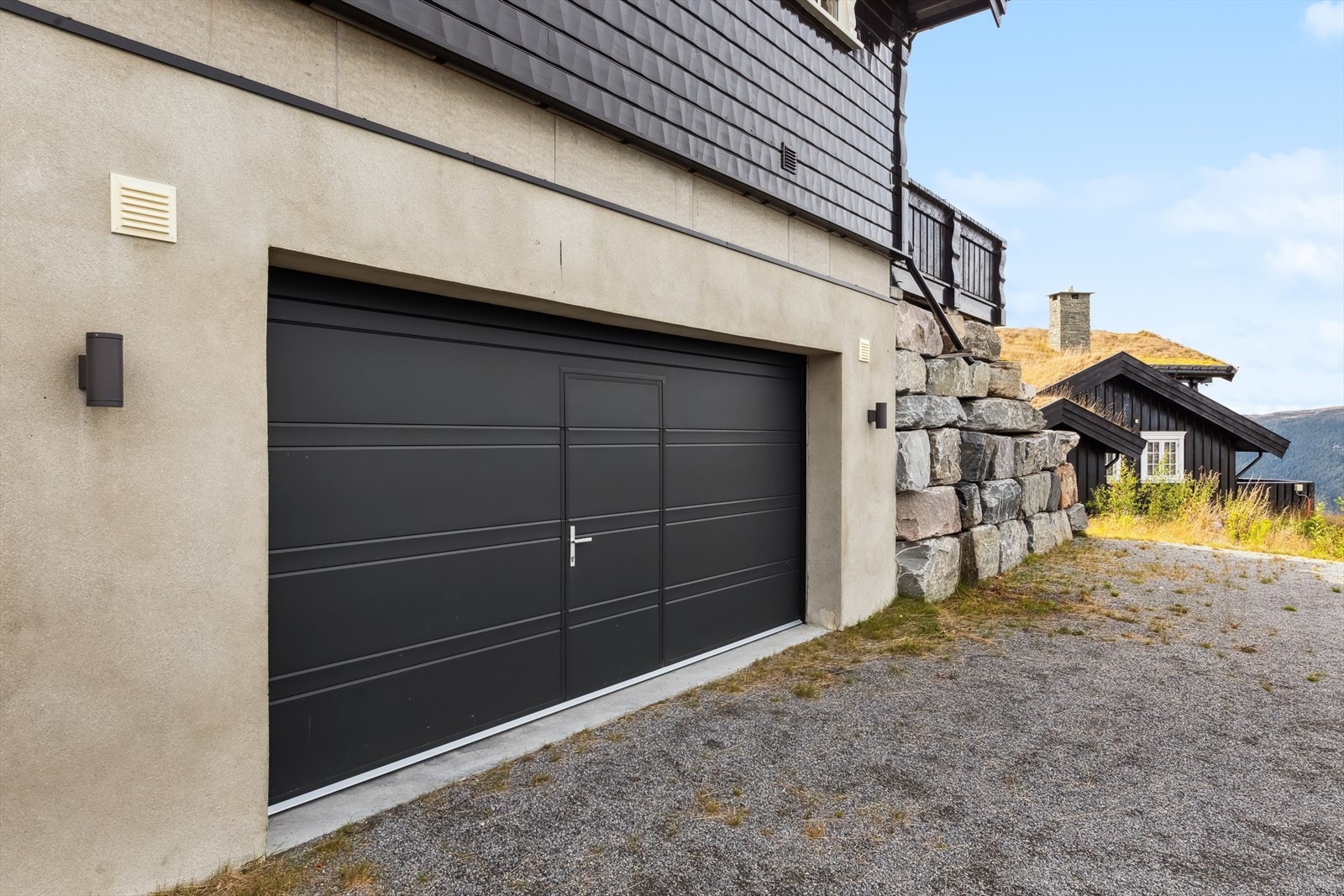 Stor, isolert dobbelgarasje med vann, elbillader og smørebod - perfekt for aktive fjelldager. I tillegg til garasjen har eiendommen flere parkeringsplasser på egen tomt, inkludert stor snuplass foran hytta. Her er det plass til både egne biler og gjester. Galleribilde