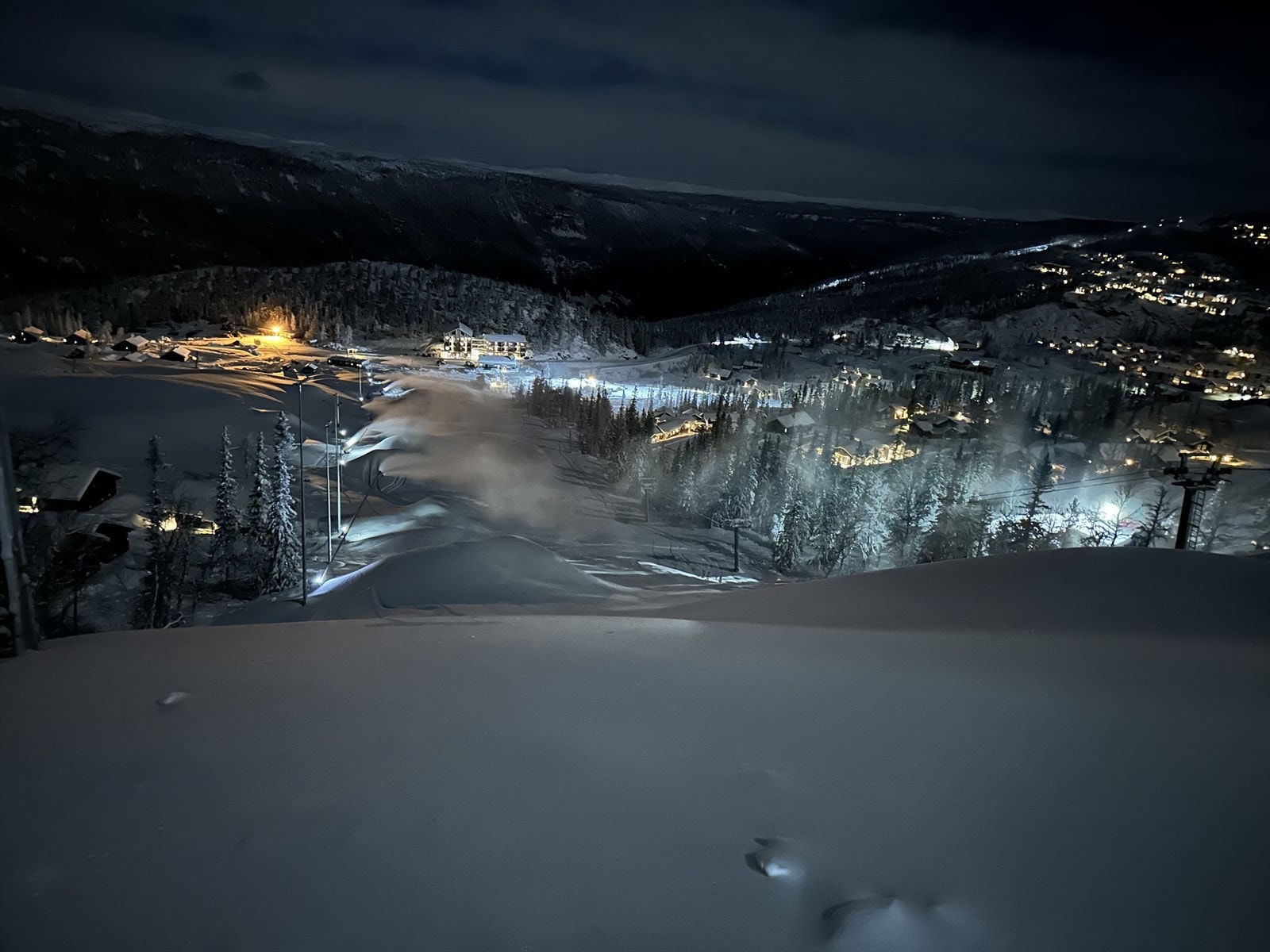 Alpin og langrenn rett utenfor døren! Her kan du spenne på deg skiene og velge mellom milevis med langrennsløyper eller alpinbakker - uten å sette deg i bilen. Galleribilde