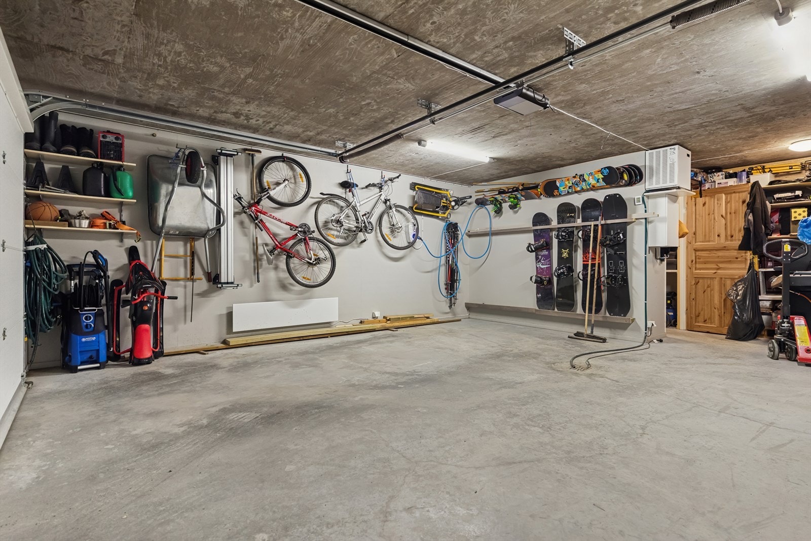 Isolert og oppvarmet dobbelgarasje med høy standard. Her finner du vann (både varmt og kaldt), elbillader og en praktisk smørebod med avløp i gulvet for smeltevann. Garasjen har leddport i aluminium med elektrisk åpner og god plass til to biler. Galleribilde