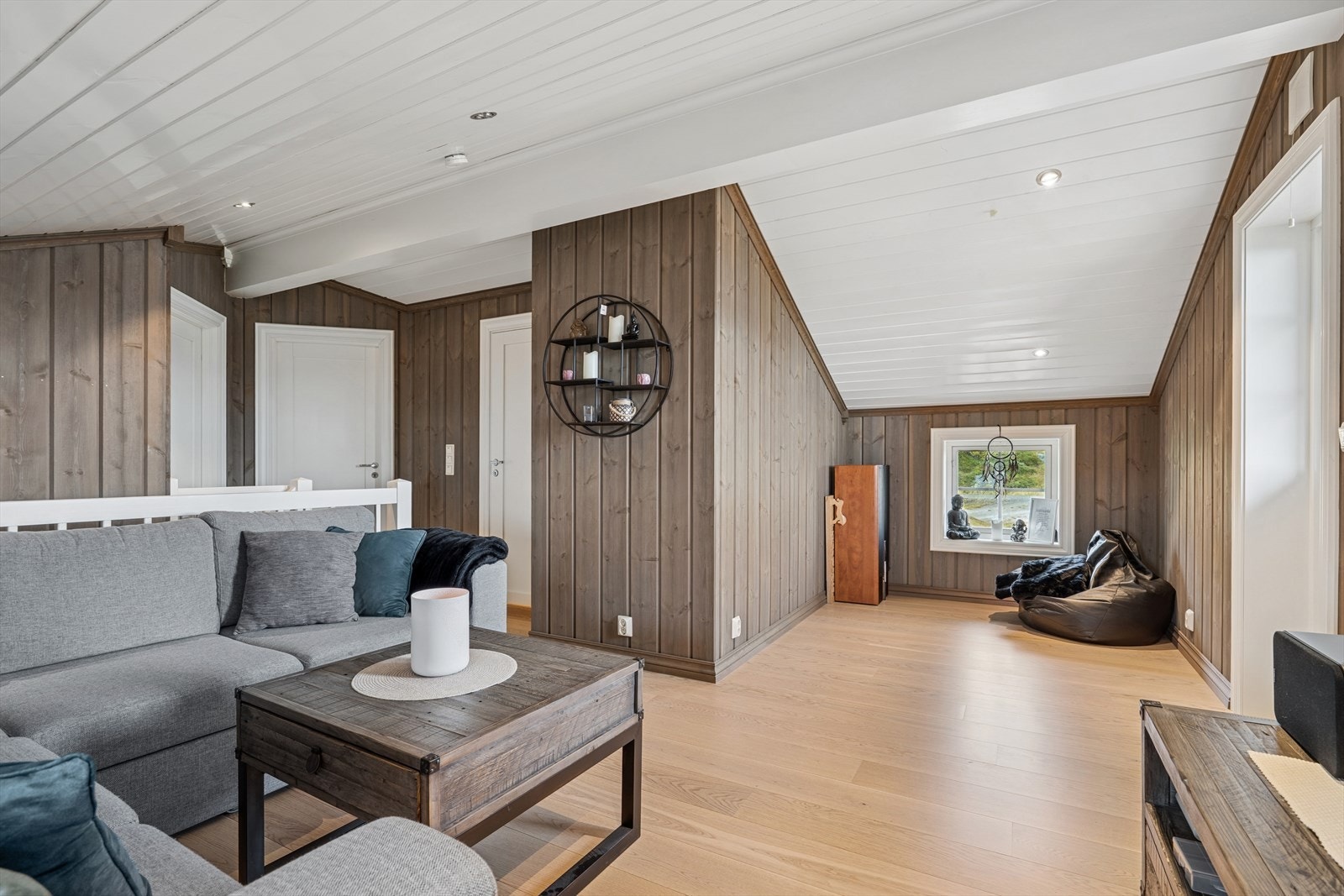 Loftstuen i andre etasje fungerer som en ekstra oppholds- eller TV-stue, og gir god fleksibilitet for familier og gjester. Rommet har utgang til balkong med utsikt, og ligger i tilknytning til soverommene og badet i etasjen Galleribilde