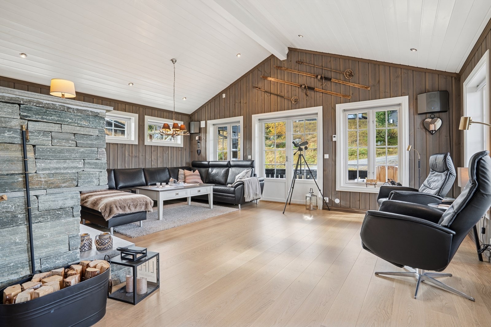 Overflatene består av enstavs eikeparkett og beiset panel, og rommet har skjult lydanlegg og dimbar belysning som gir en eksklusiv og behagelig atmosfære. Galleribilde