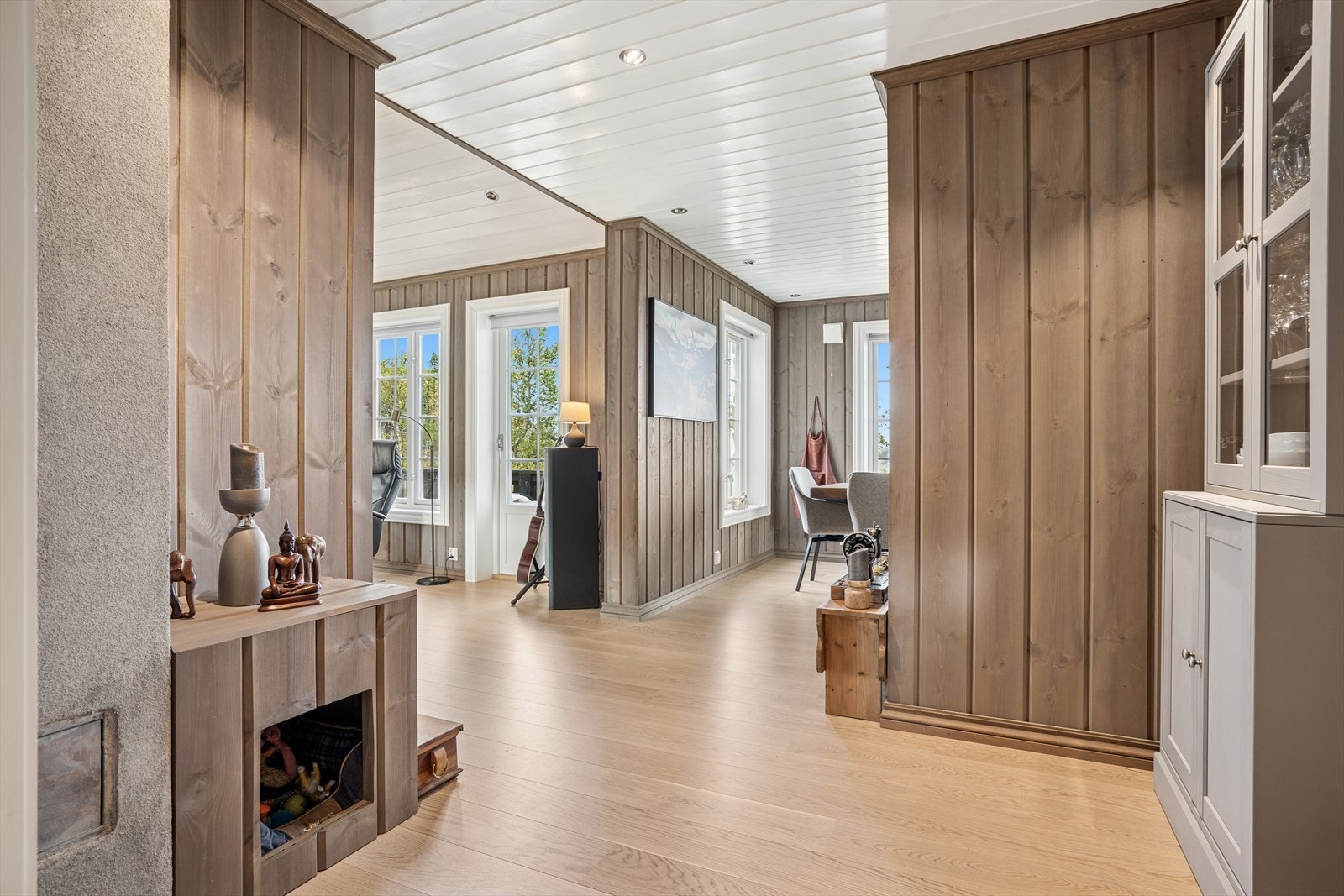 Praktisk og romslig entré som gjør det enkelt å holde orden. Gode skap- og oppbevaringsmuligheter, med plass til yttertøy og sko for hele familien. Fra gang kommer du videre inn til stue og kjøkken. Galleribilde