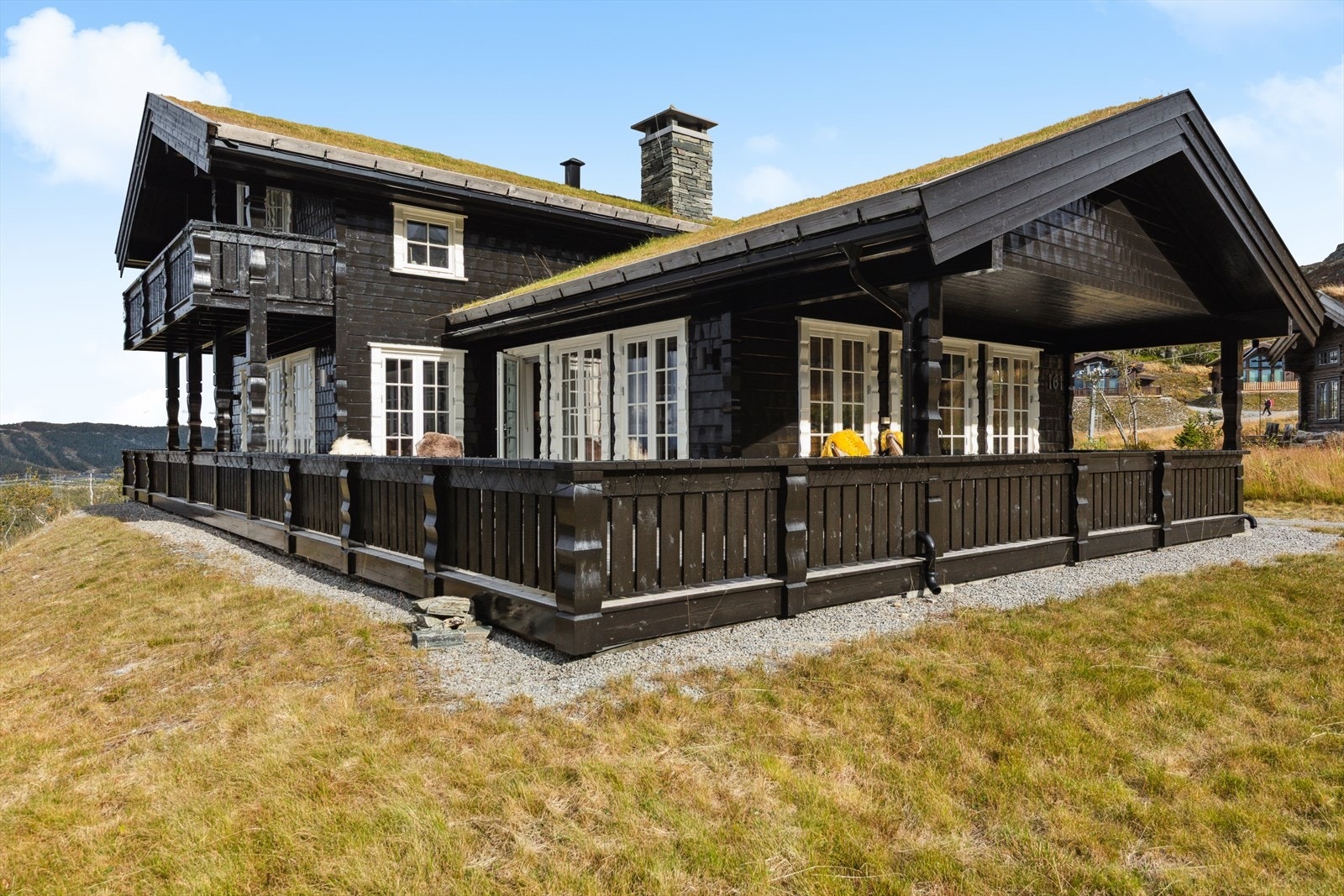 Dette er ikke bare en hytte - det er en fjelldestinasjon i seg selv! Med ski-in/ski-out rett fra døren, panoramautsikt mot Gaustatoppen og en arkitektur som kombinerer moderne komfort med tradisjonell sjarm, får du en opplevelse som overgår det meste. Galleribilde