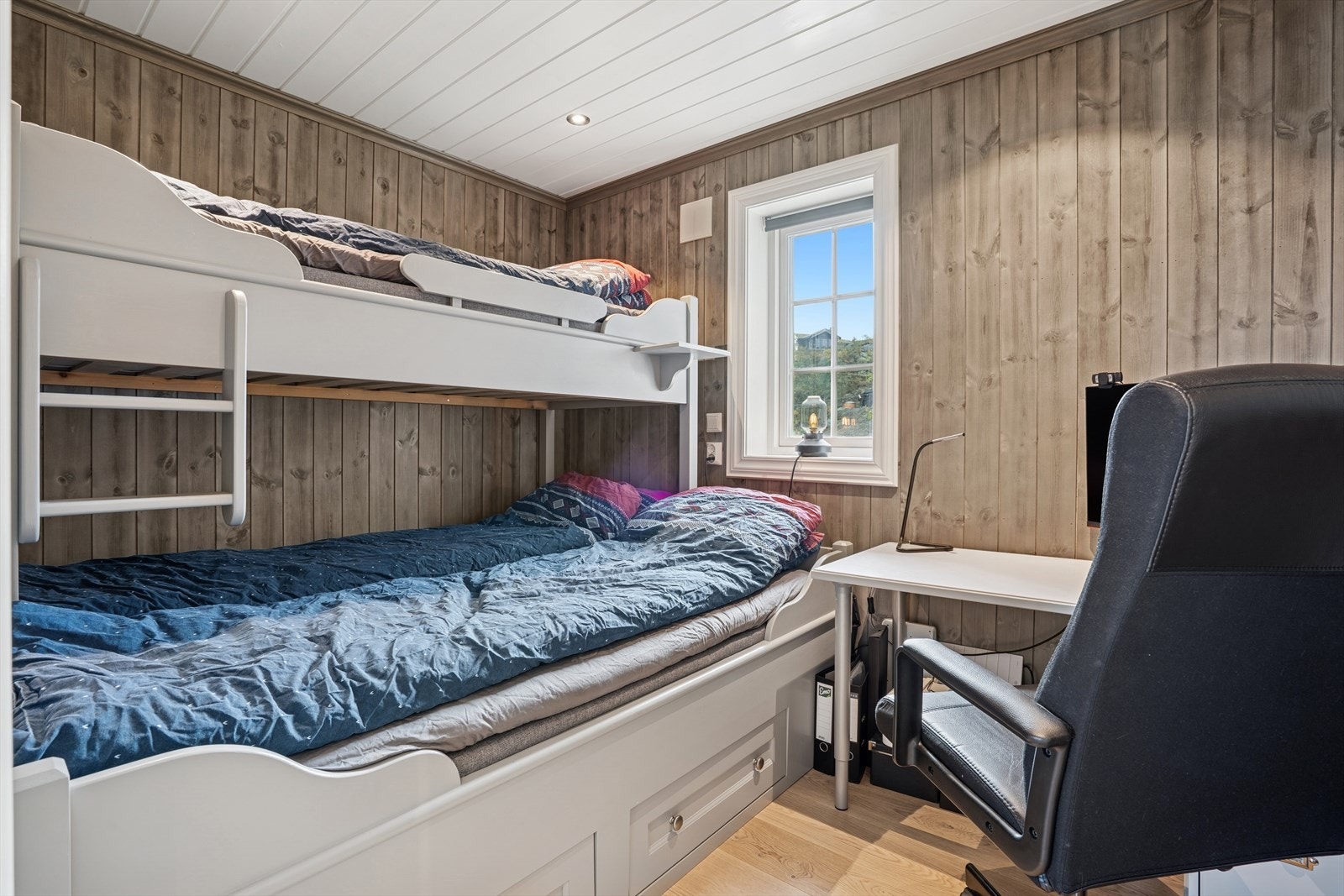 Selger har bevisst prioritert store, luftige soverom fremfor små sovealkover, noe som gir en helt annen romfølelse og brukskomfort. Alle rom har god garderobeplass og nettverksuttak, og er tilrettelagt for både avslapning og praktisk bruk. Galleribilde