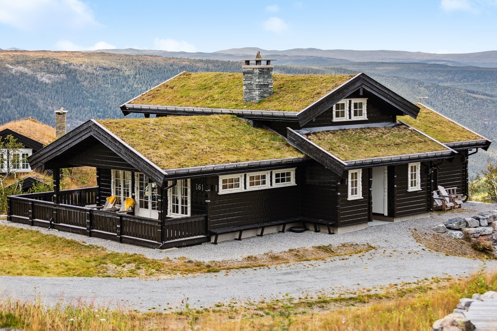 Fritidsboligen i Fyrieggvegen 161 imponerer med sin arkitektur og beliggenhet. Bygget i 2017 med høy standard, gjennomført materialvalg og en design som smelter inn i fjellandskapet. Galleribilde