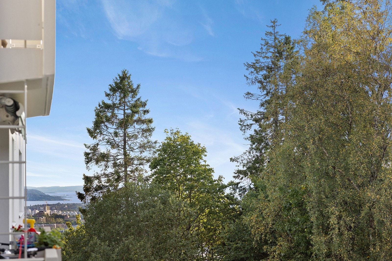 Fra balkongen har du fin utsikt mot Oslofjorden. Galleribilde