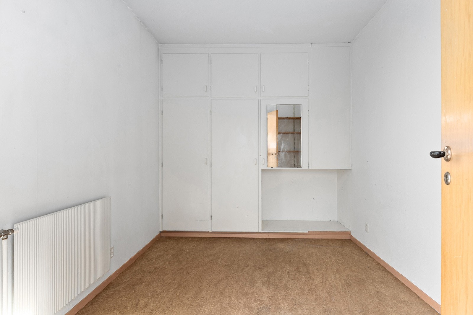 Romslig soverom med plass til dobbeltseng, nattbord og garderobeløsning. Galleribilde