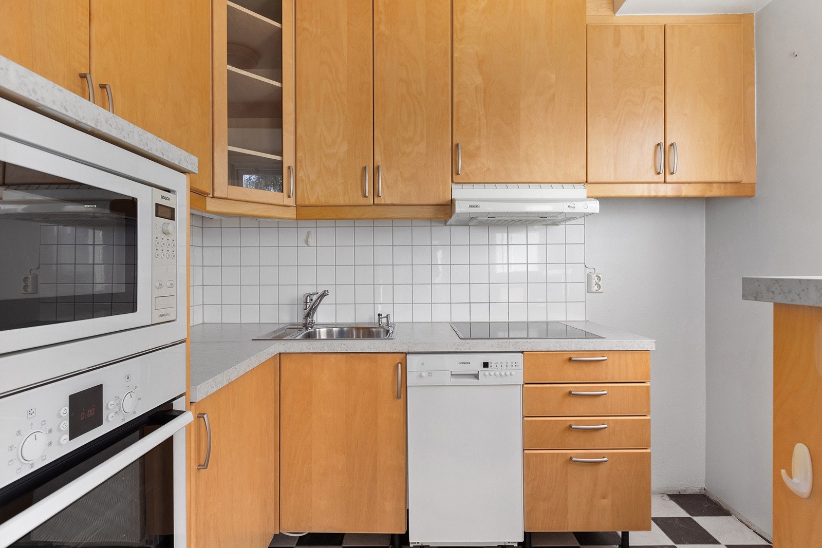 Kjøkkenet er separat og ligger praktisk til med adkomst fra stuen. Galleribilde