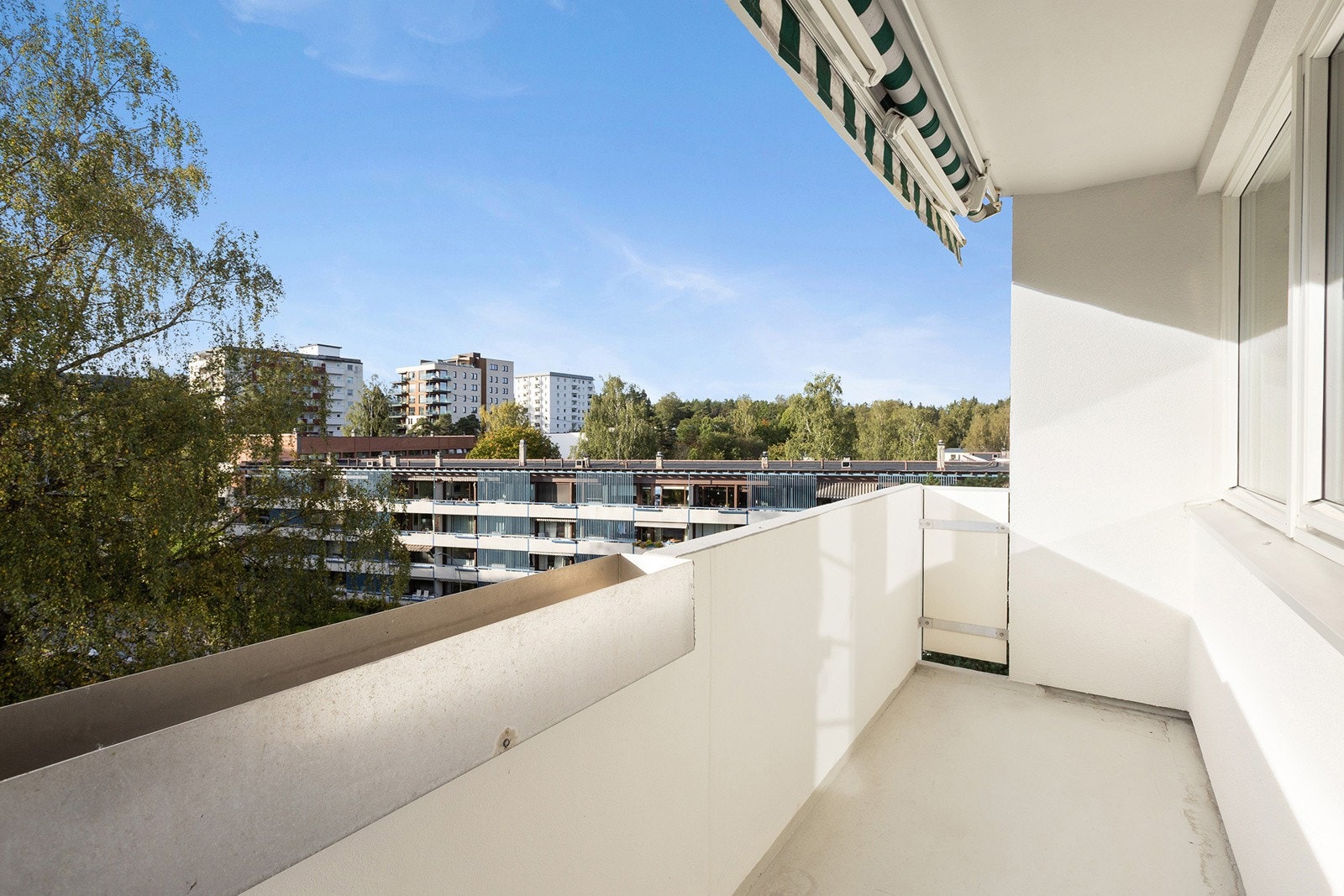 Leiligheten ligger i et attraktivt område med flotte tur- og rekreasjonsmuligheter rett utenfor døren. Galleribilde