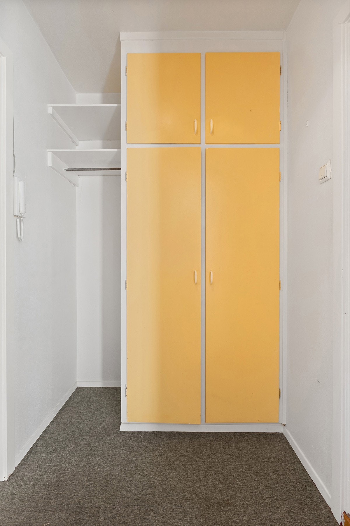 Tilknyttet entreen er det en praktisk innvendig bod. Galleribilde