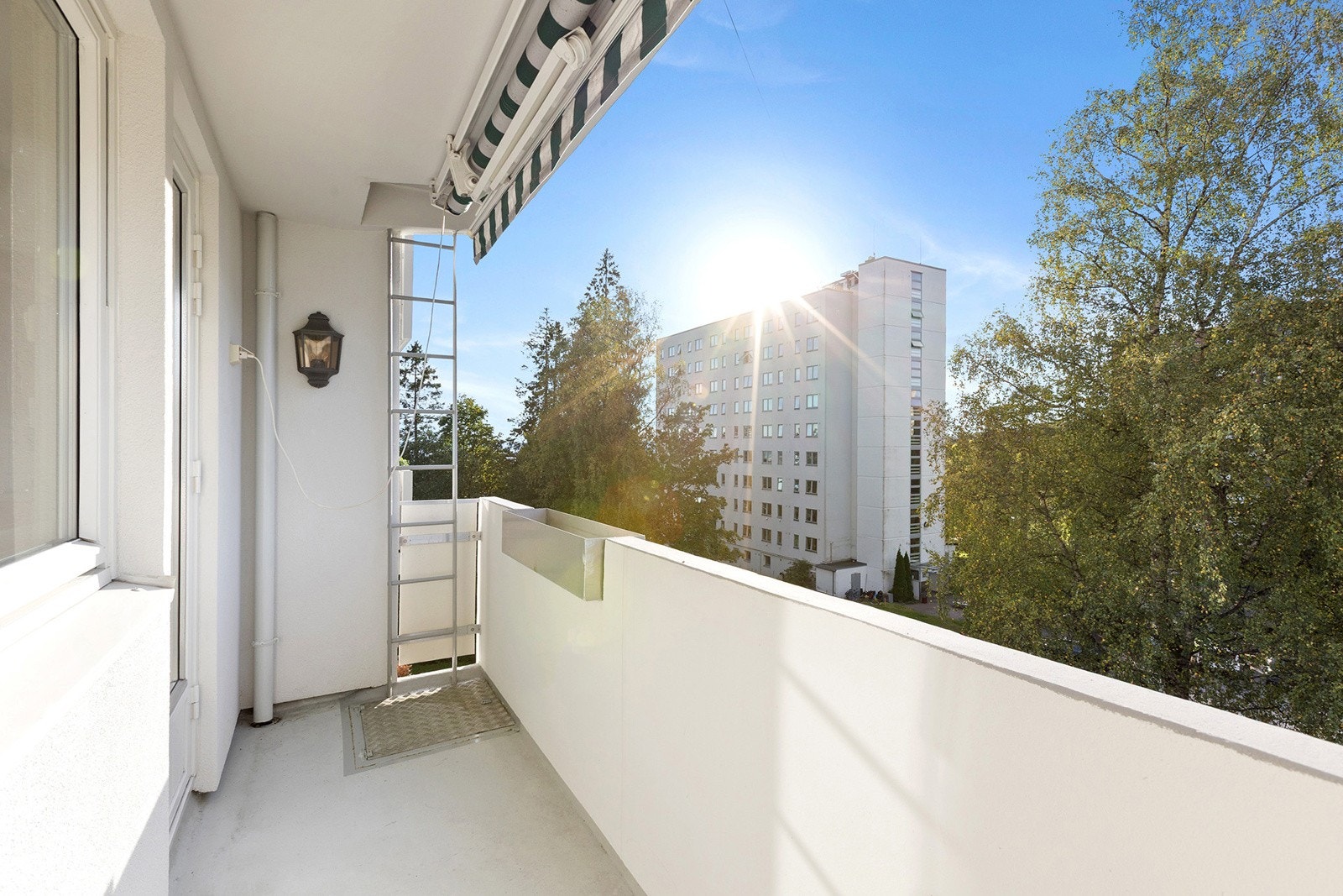 Lys og fin balkong på ca. 4,5 kvm med plass til en hyggelig sittegruppe og evt grill. Galleribilde