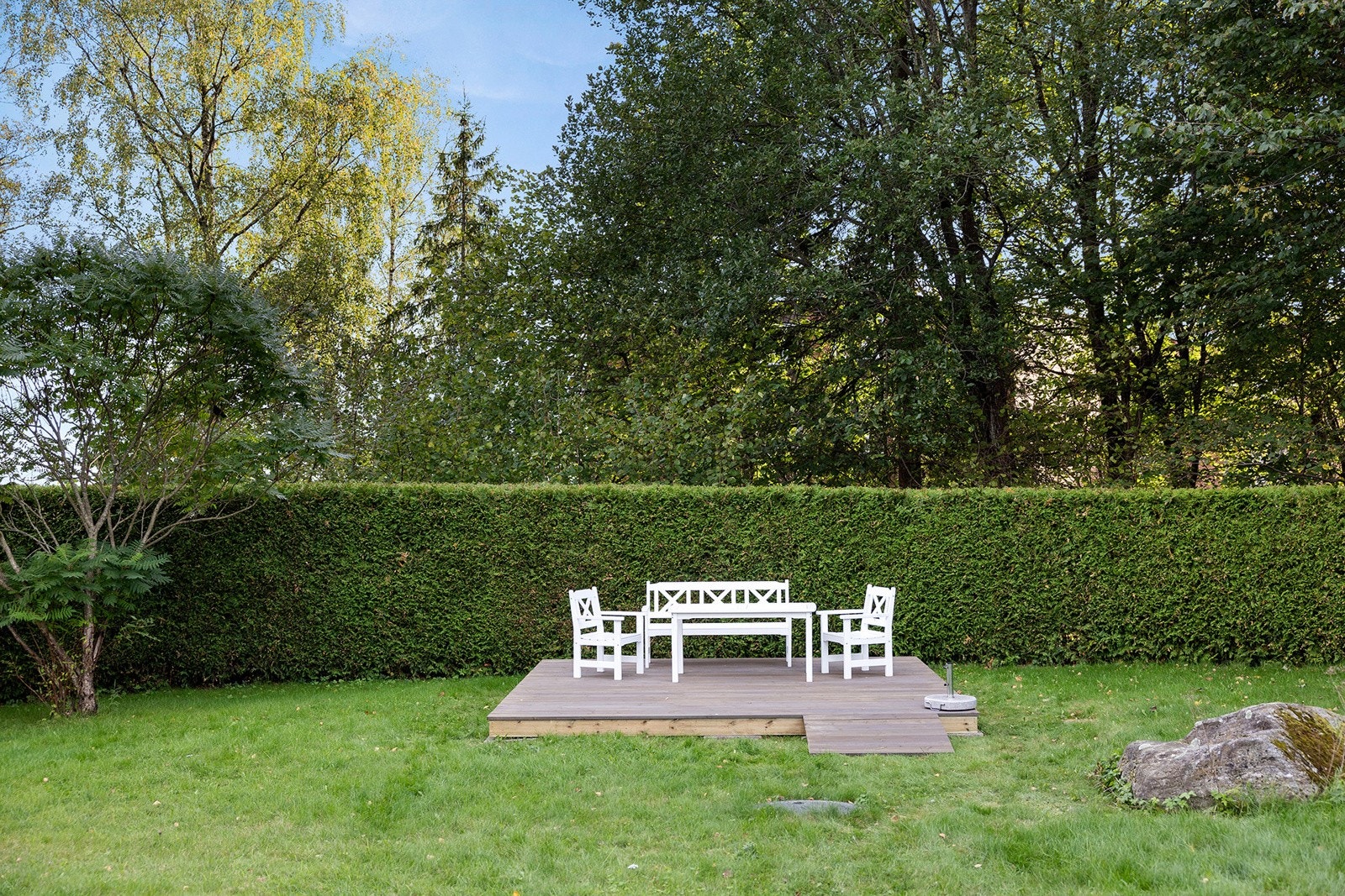 Boligområdet er opparbeidet med store grøntarealer, trær, busker, beplanting og asfalterte veier. Galleribilde